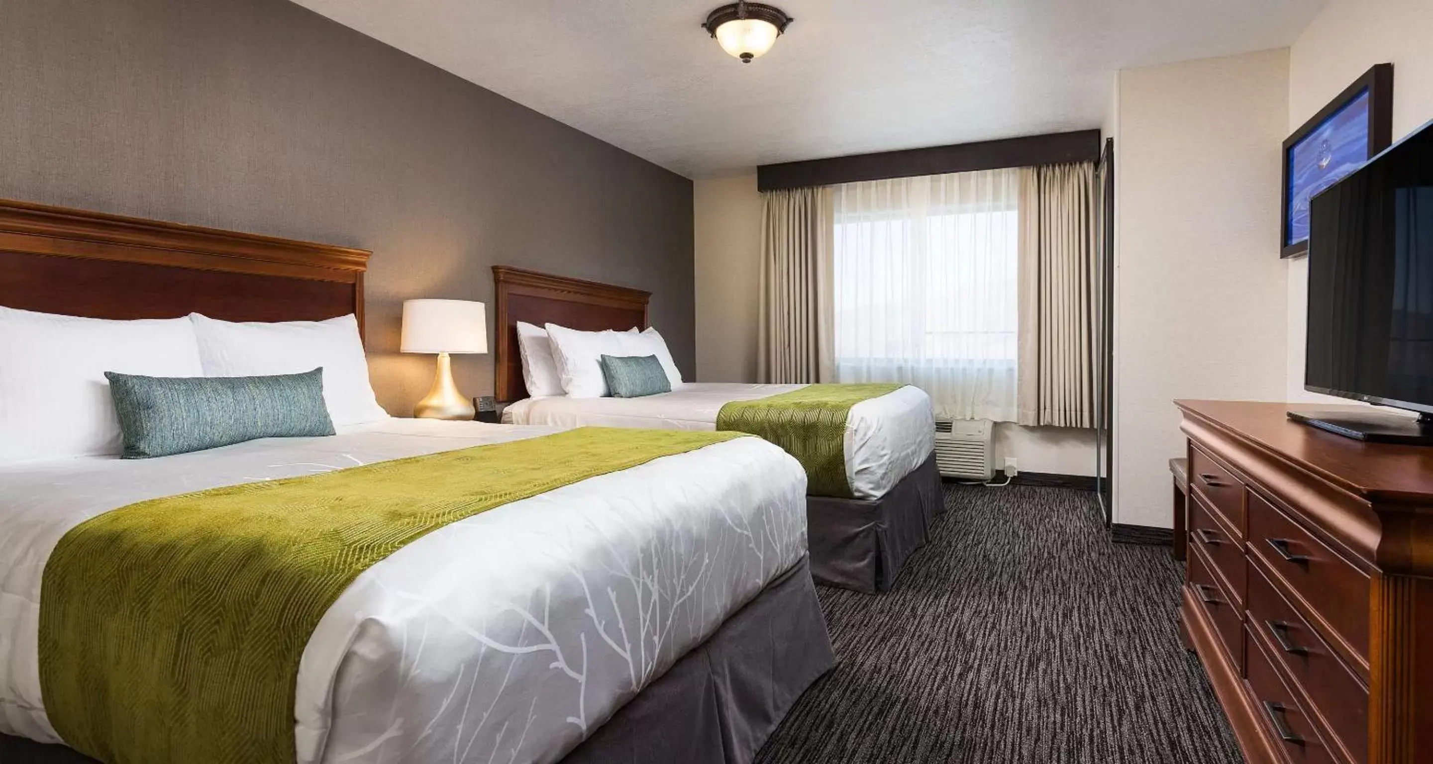 Photo of the whole room, Bed in Best Western Landmark Inn