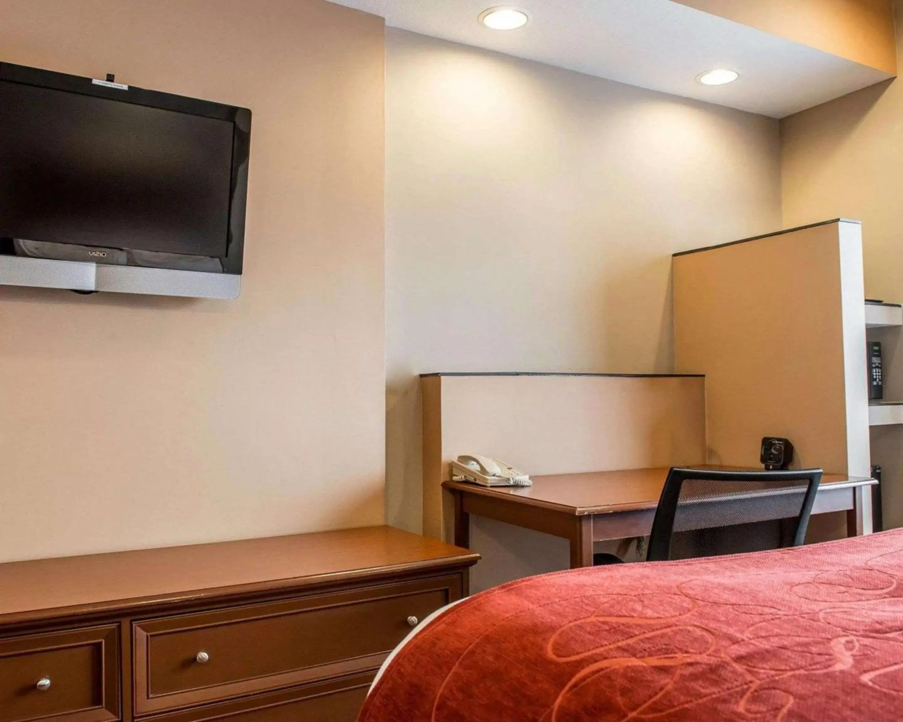 Photo of the whole room, TV/Entertainment Center in Comfort Suites Monaca