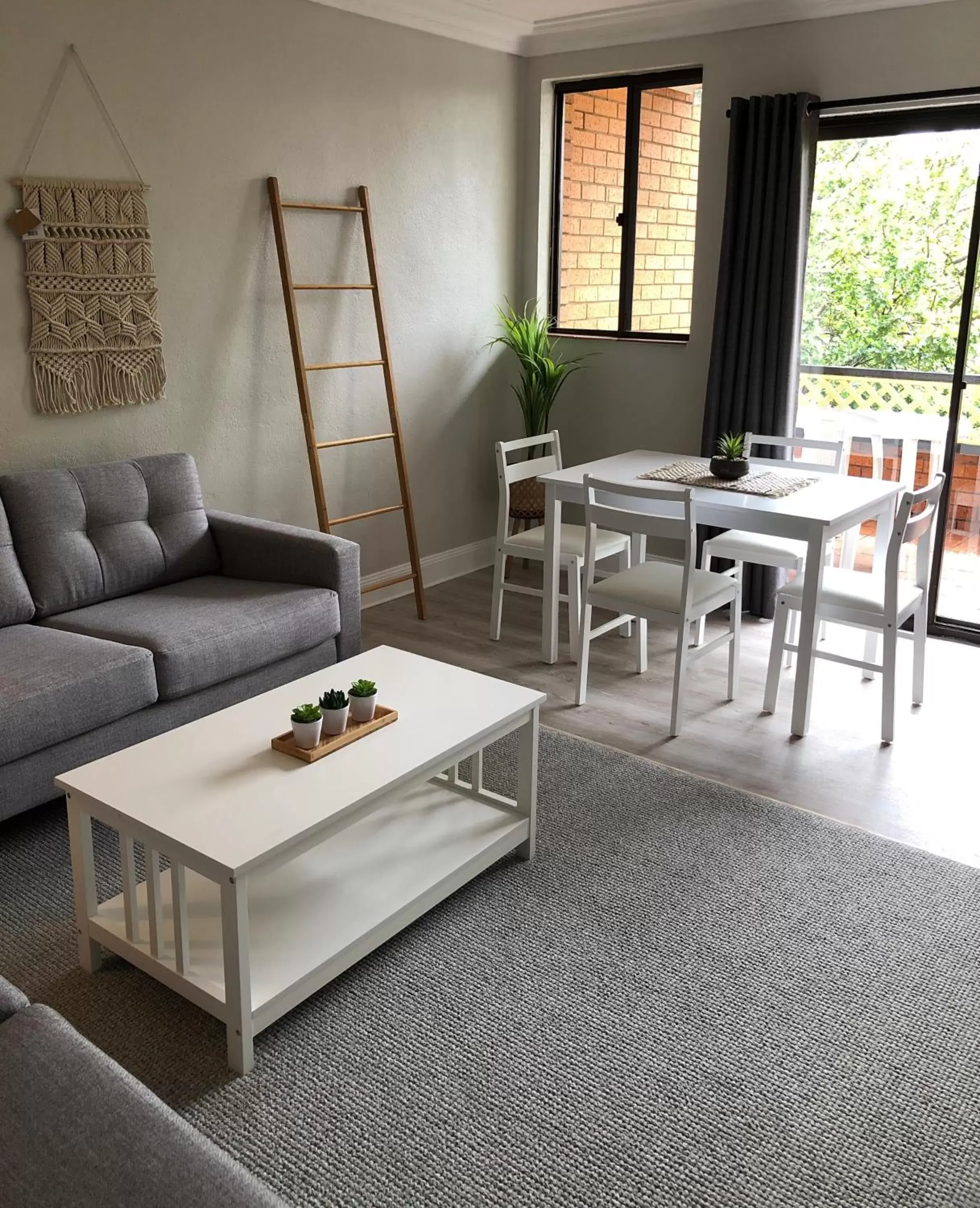 Seating Area in Estelle Kramer Motel