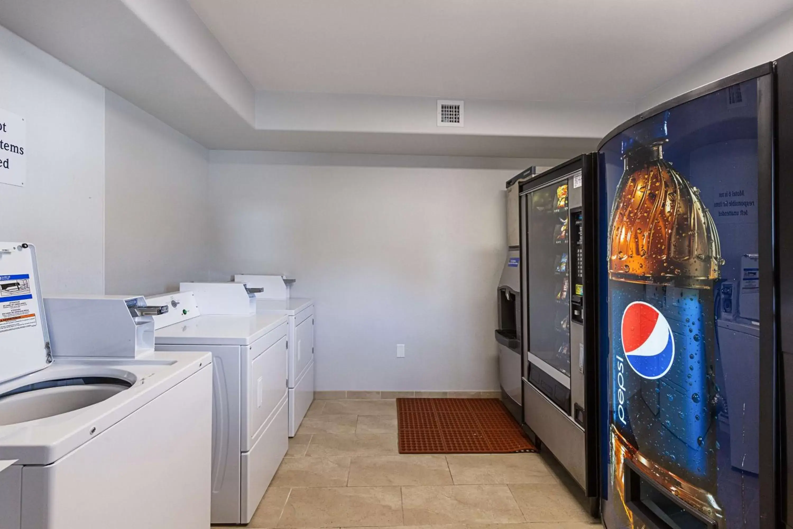 laundry, Kitchen/Kitchenette in Motel 6-Show Low, AZ