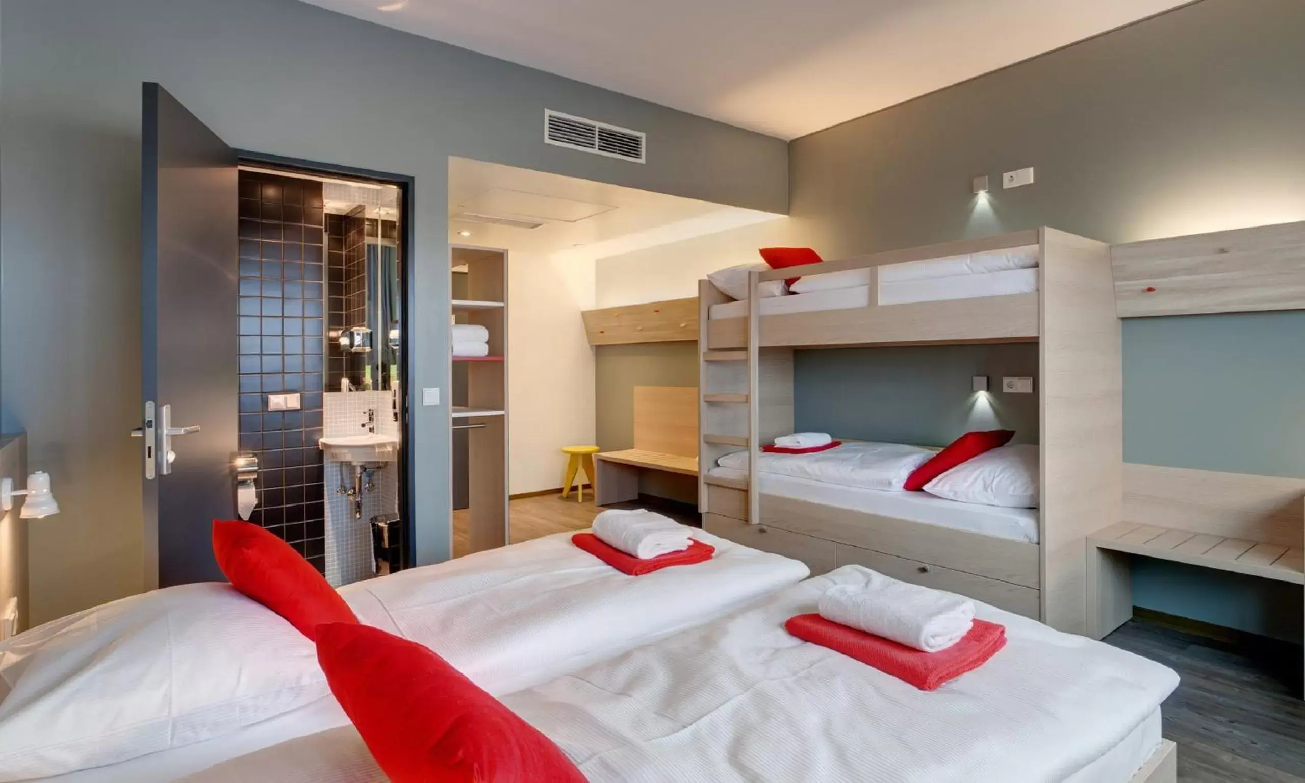 Bedroom, Bunk Bed in MEININGER Hotel Berlin Airport