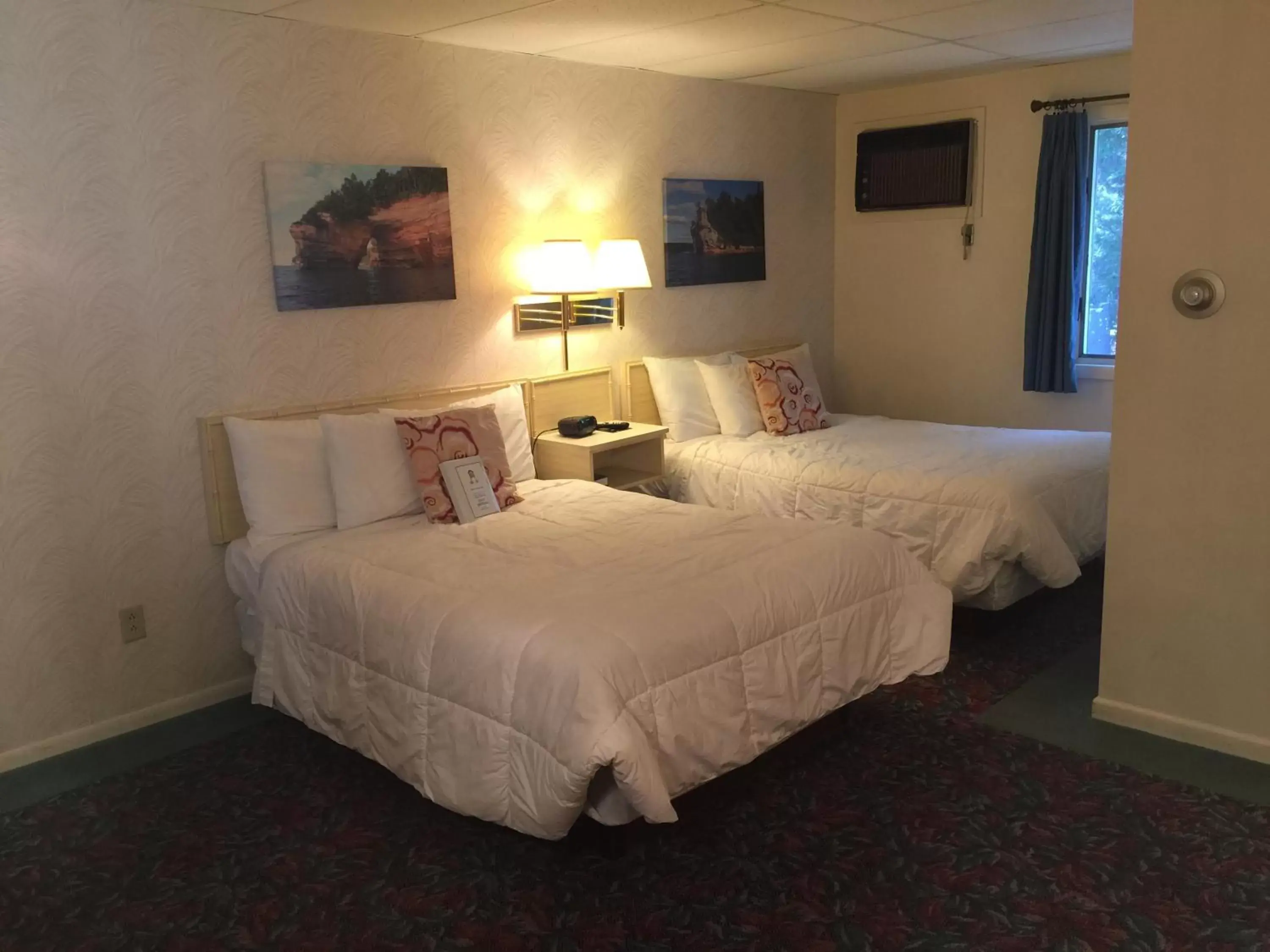 Bed in Cedar Motor Inn