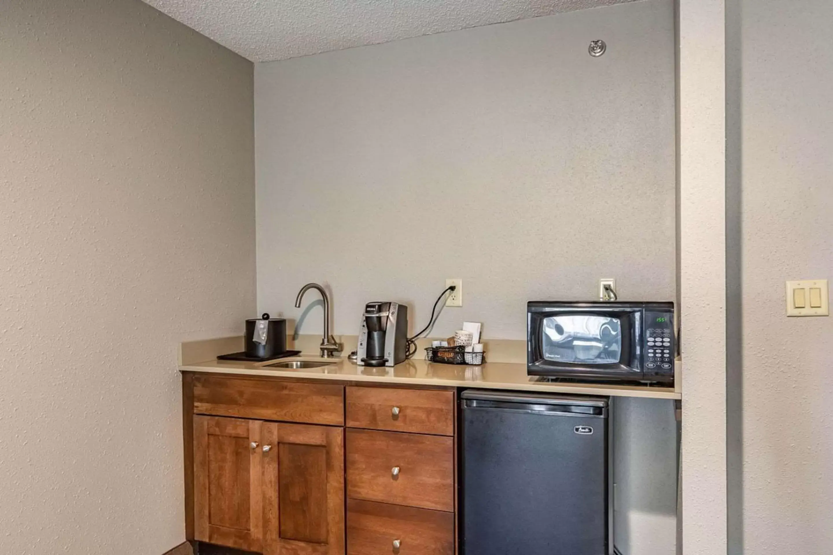 Bedroom, Kitchen/Kitchenette in Riverview Inn & Suites, Ascend Hotel Collection