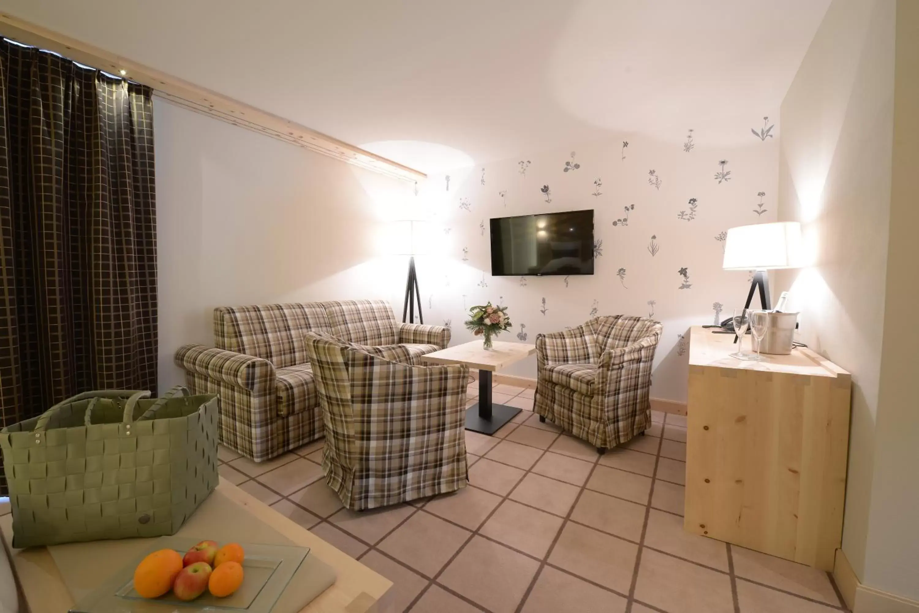 Photo of the whole room, Seating Area in Alpenhotel Fleurs de Zermatt