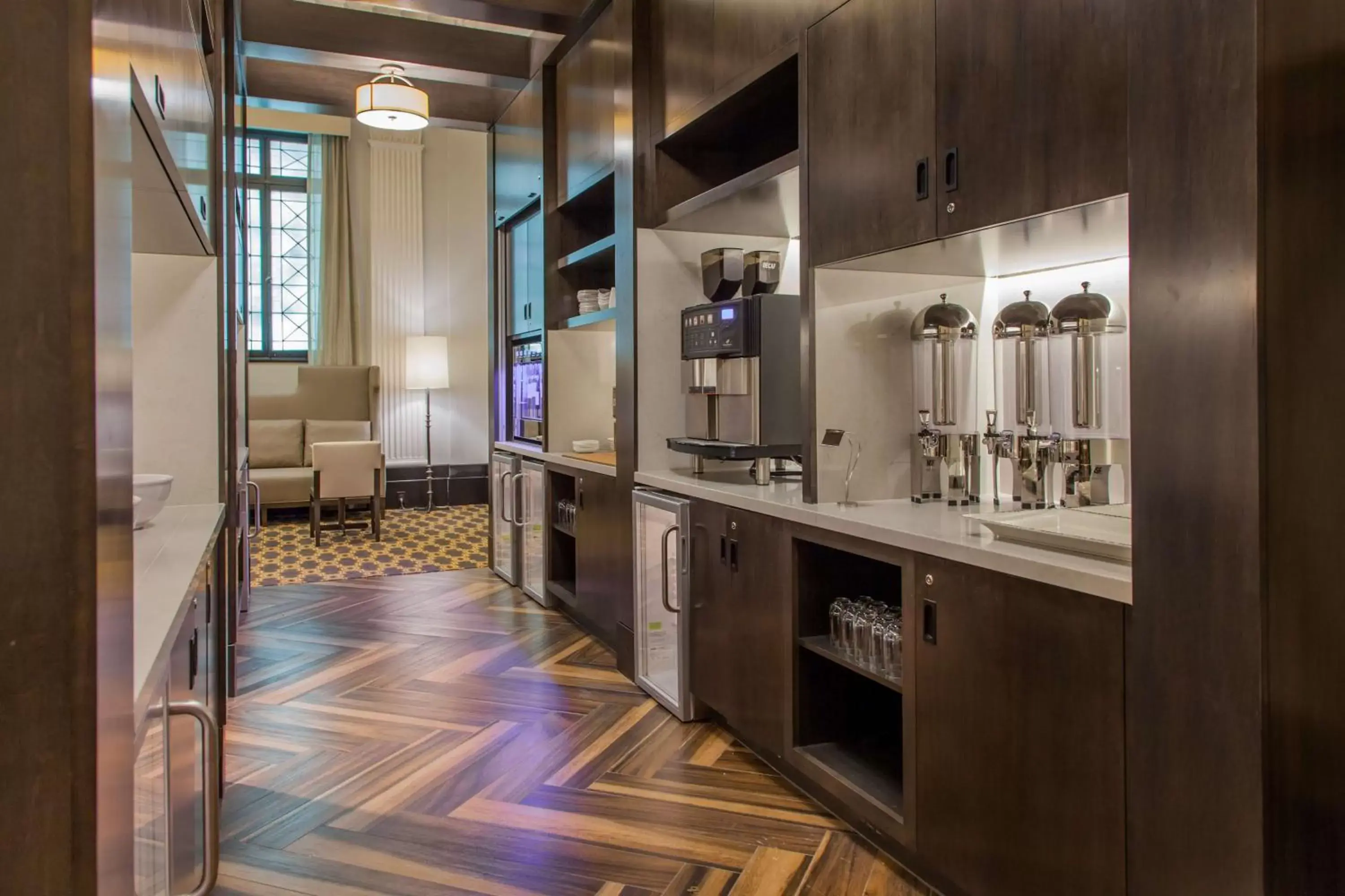 Lounge or bar in Hilton New Orleans / St. Charles Avenue Lounge or bar in Hilton New Orleans / St. Charles Avenue