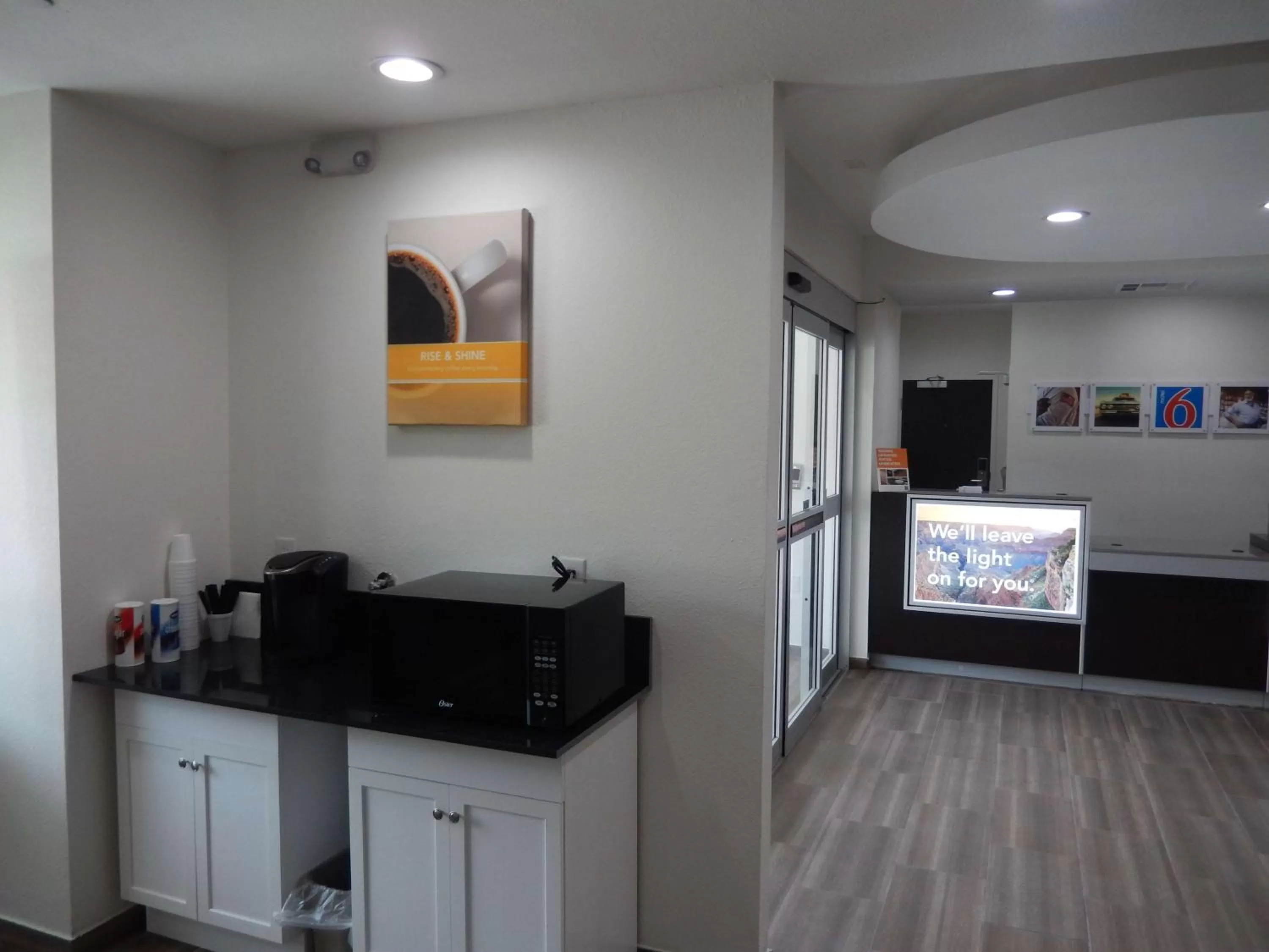 Coffee/tea facilities, Kitchen/Kitchenette in Motel 6-Houston, TX - Downtown North