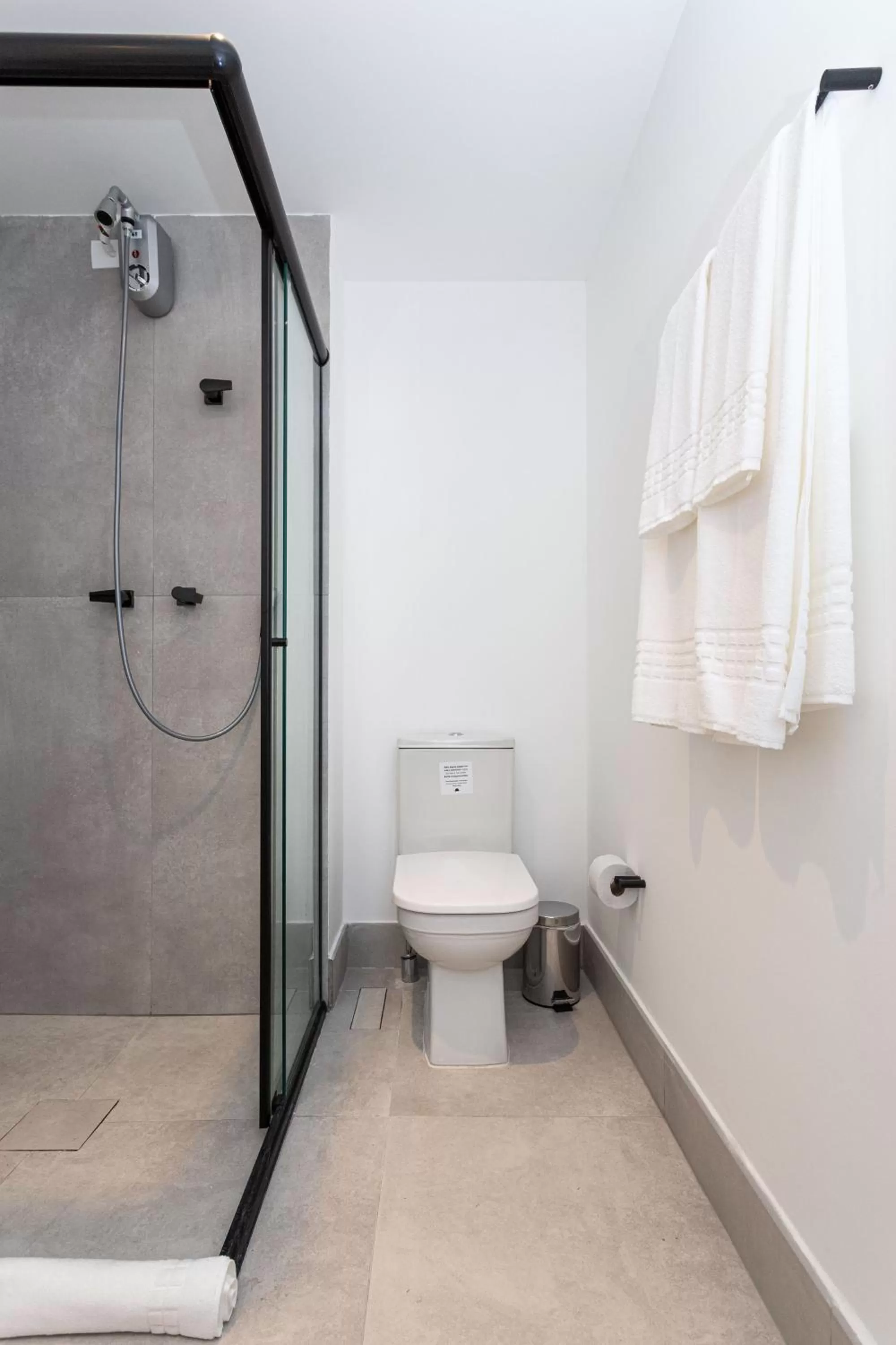 Shower in Charlie Hotel Atmosfera Paulista