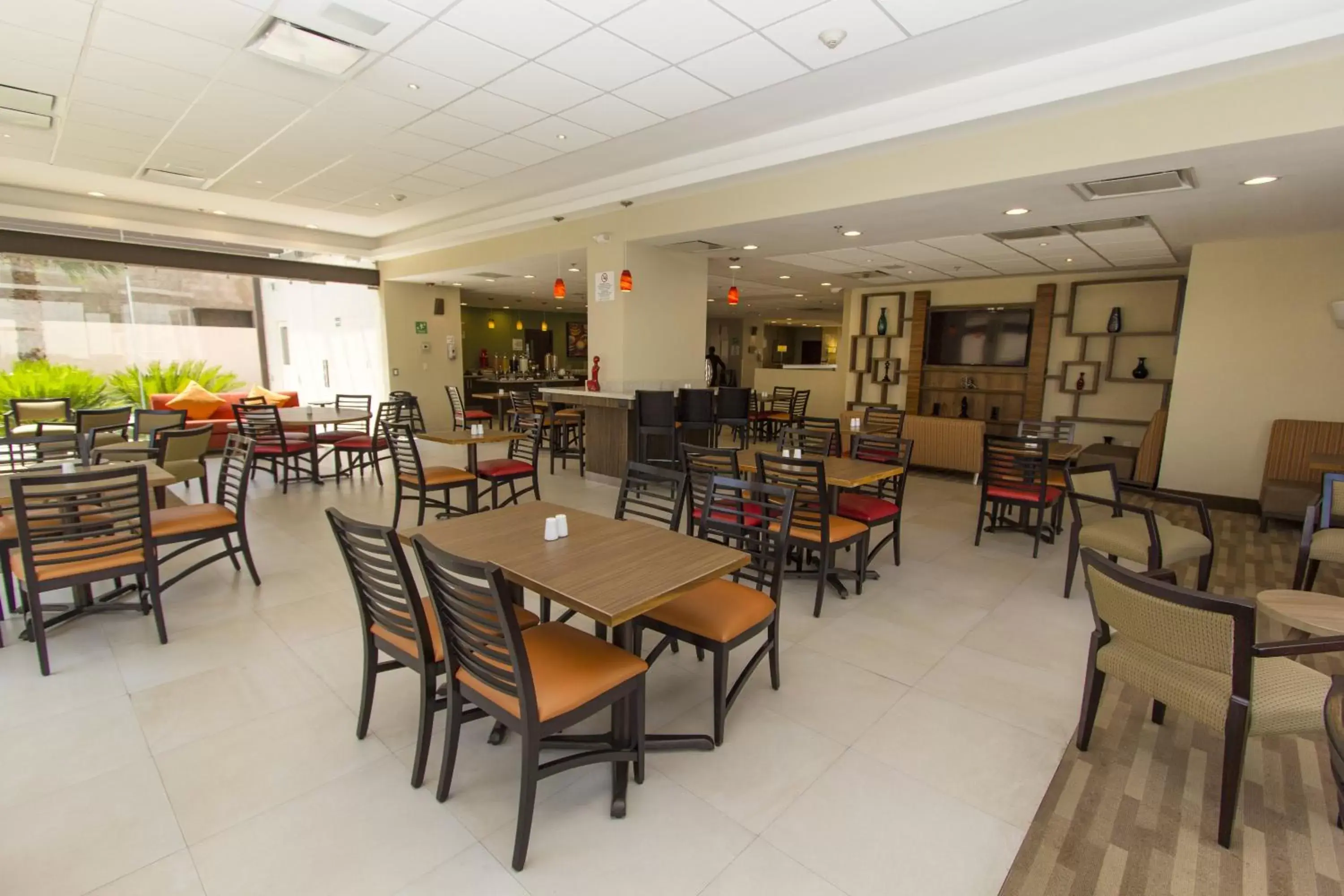 Breakfast, Restaurant/Places to Eat in Holiday Inn Express Guadalajara Aeropuerto, an IHG Hotel