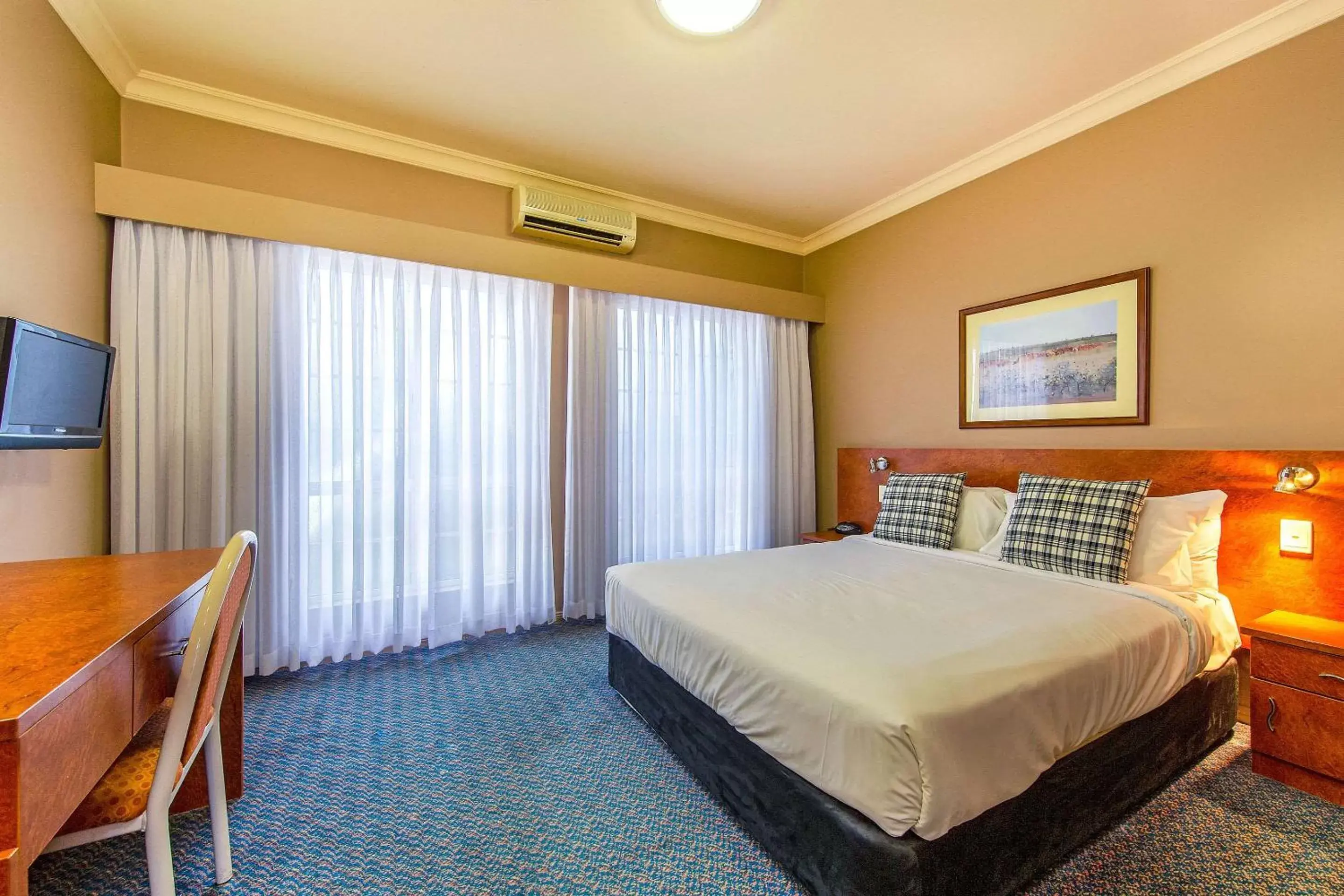 Bed in Quality Inn Penrith Sydney