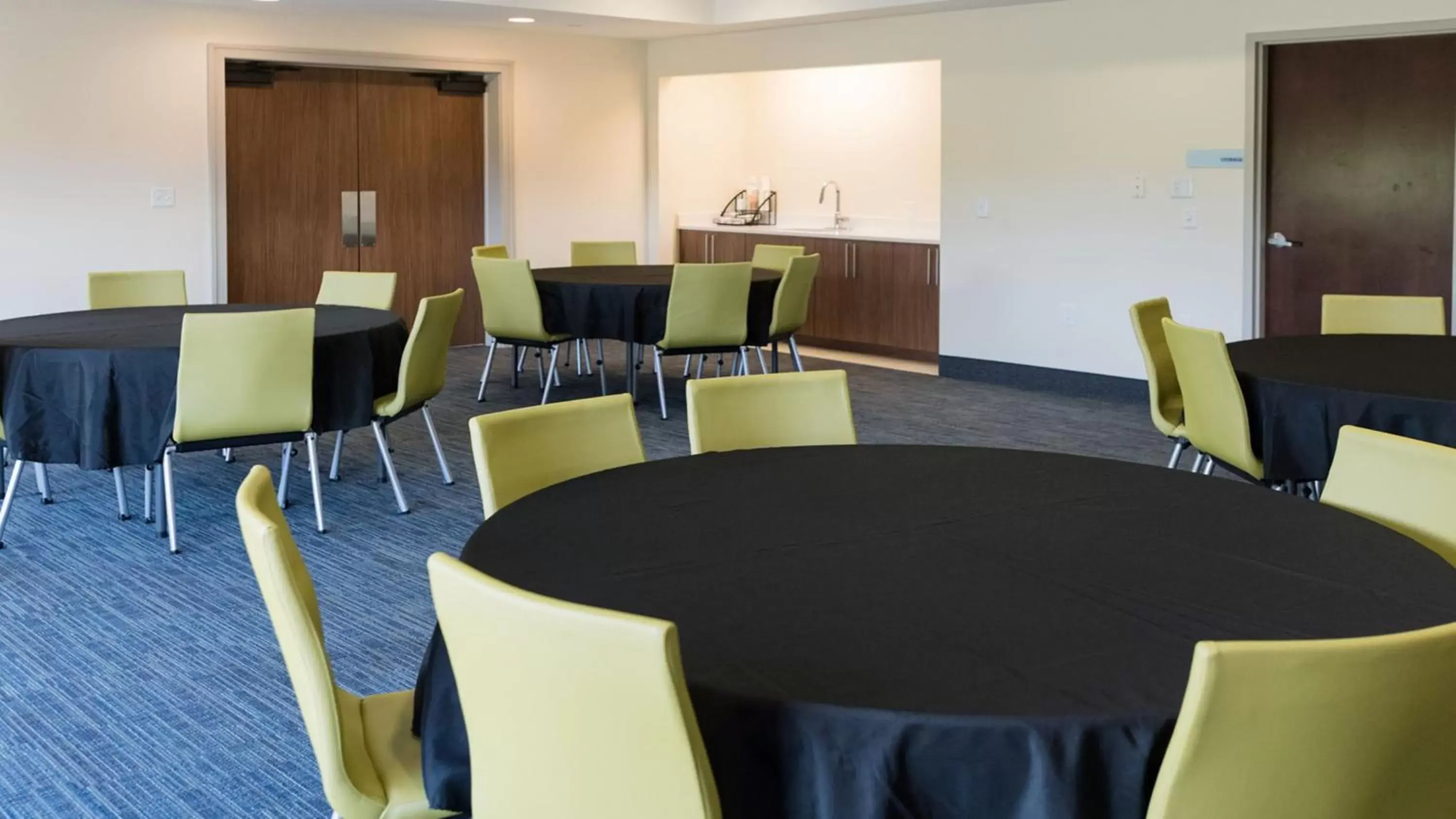 Meeting/conference room, Restaurant/Places to Eat in Holiday Inn Express & Suites Lexington North West-The Vineyard, an IHG Hotel
