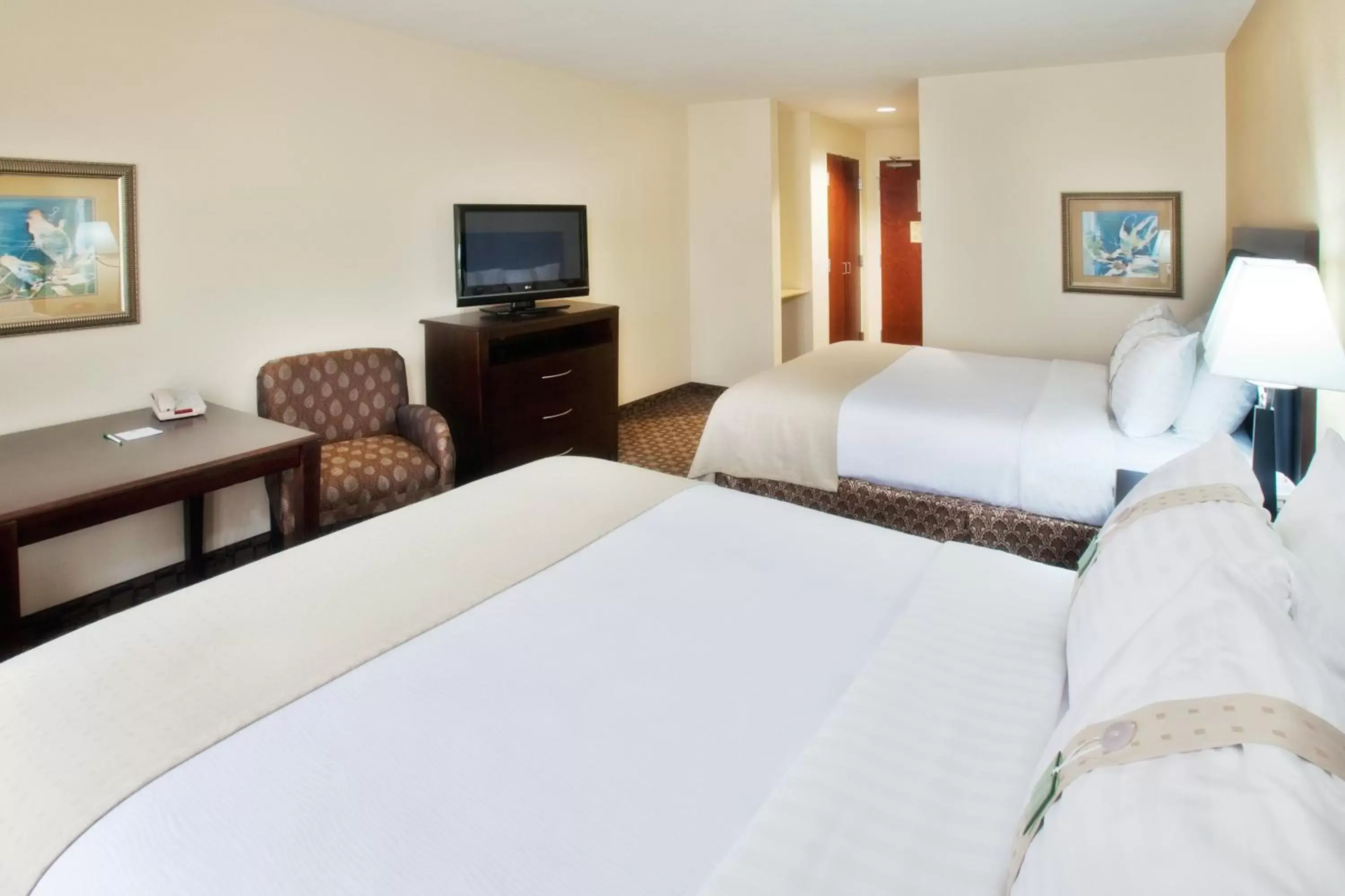 Photo of the whole room, Bed in Holiday Inn Quincy, an IHG Hotel