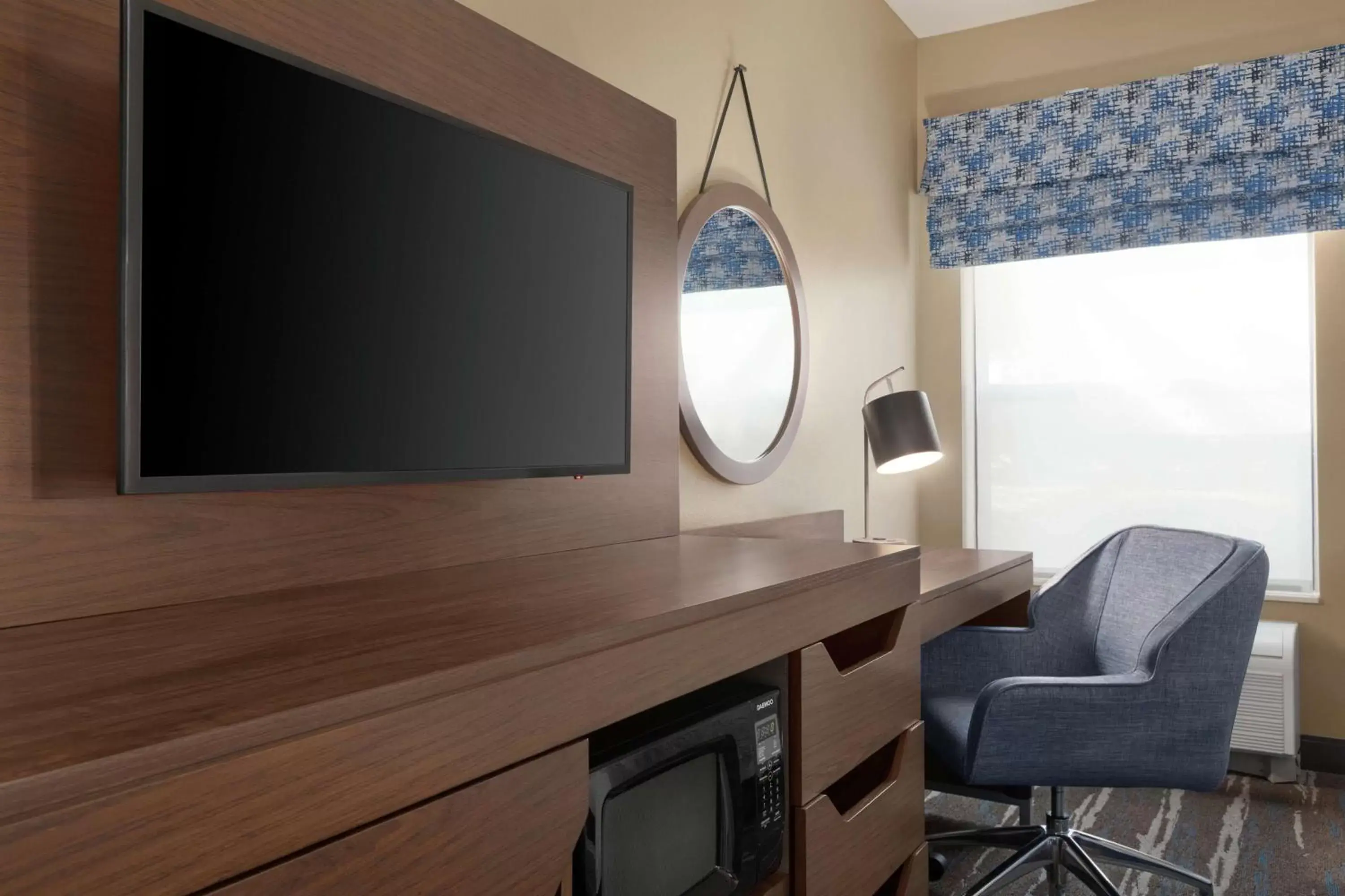 Bedroom, TV/Entertainment Center in Hampton Inn Tracy