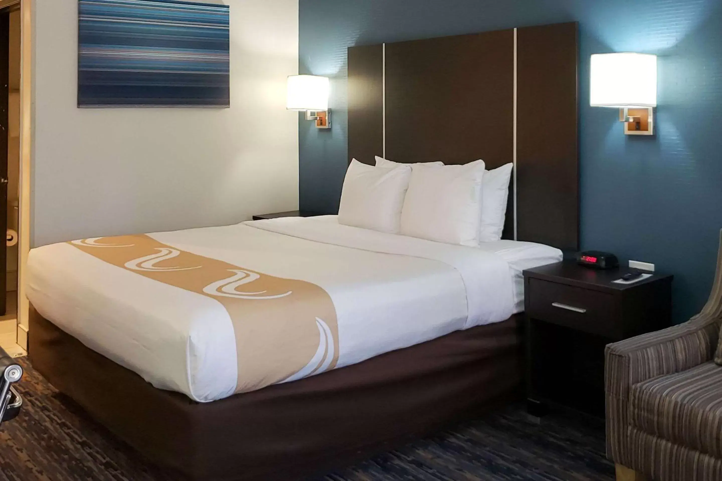 Photo of the whole room, Bed in Quality Inn Ontario Airport Convention Center