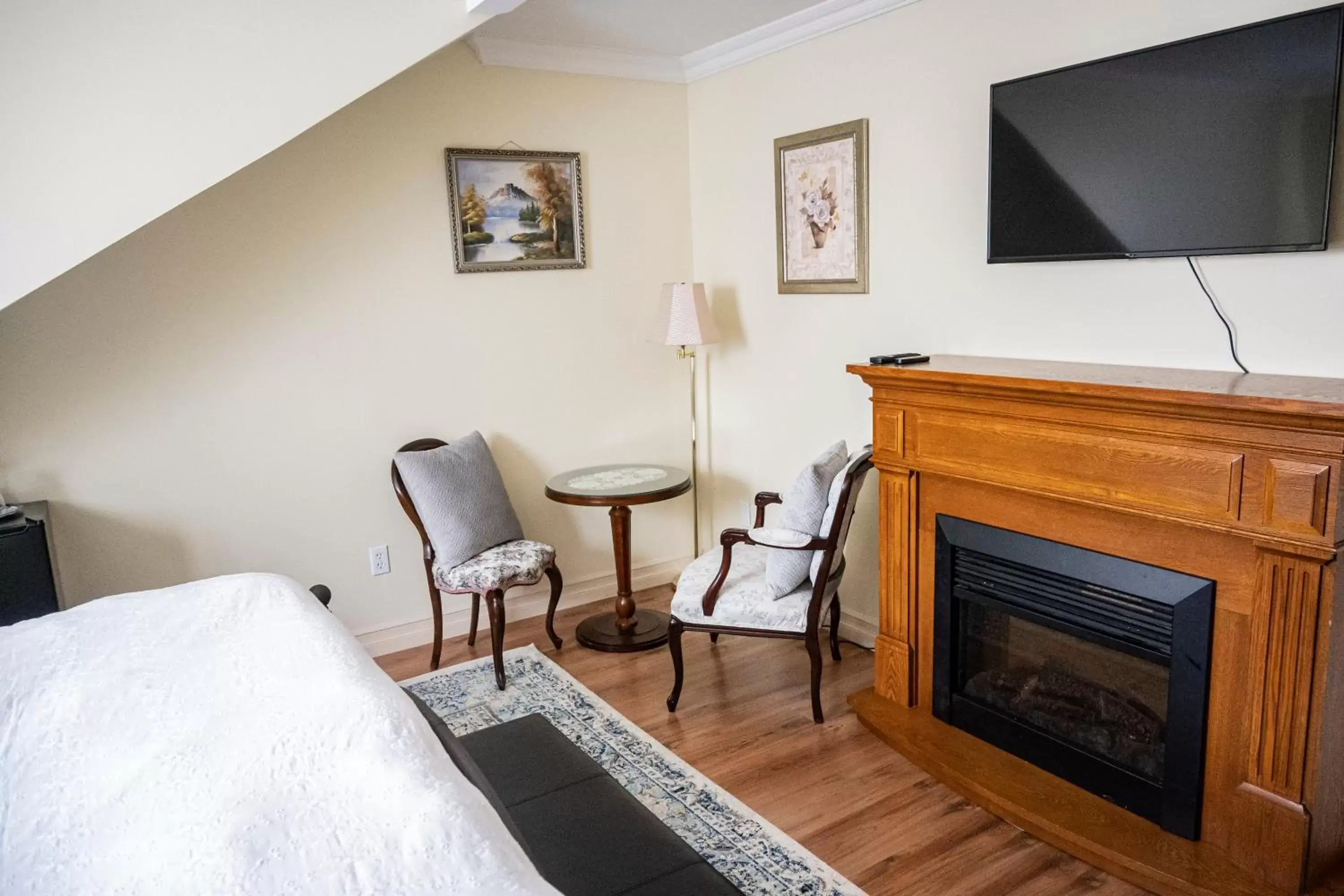 TV and multimedia, TV/Entertainment Center in Belle View Manor Inn