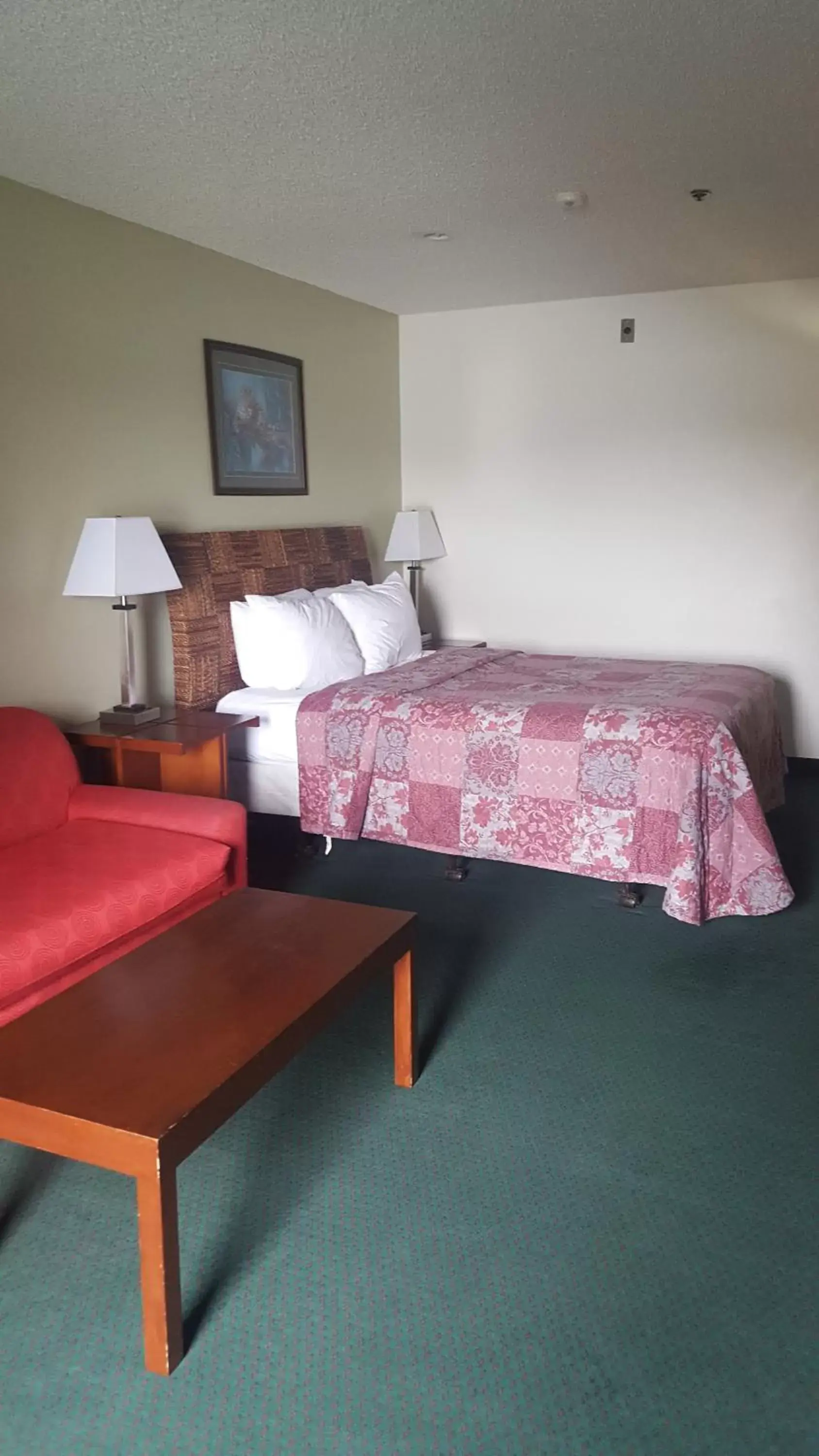 Bed in Oyster Bay Inn & Suites