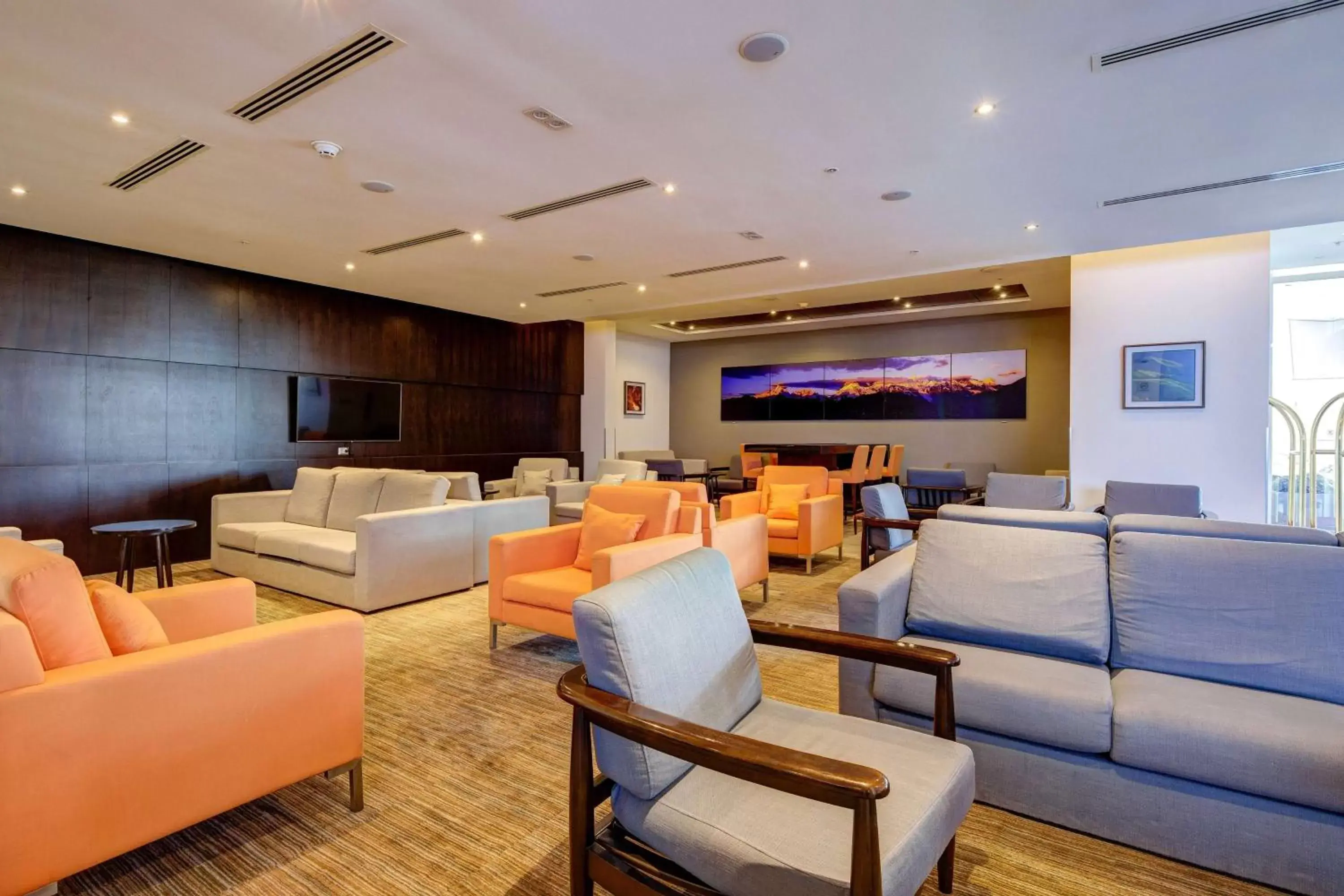 Lobby or reception, Lounge/Bar in La Quinta by Wyndham Santiago Aeropuerto