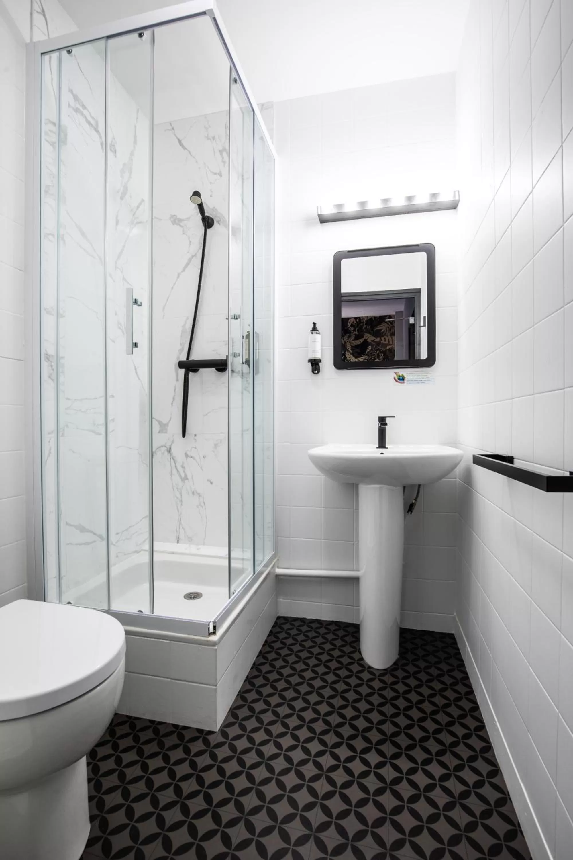 Bathroom in Hôtel Lanjuinais