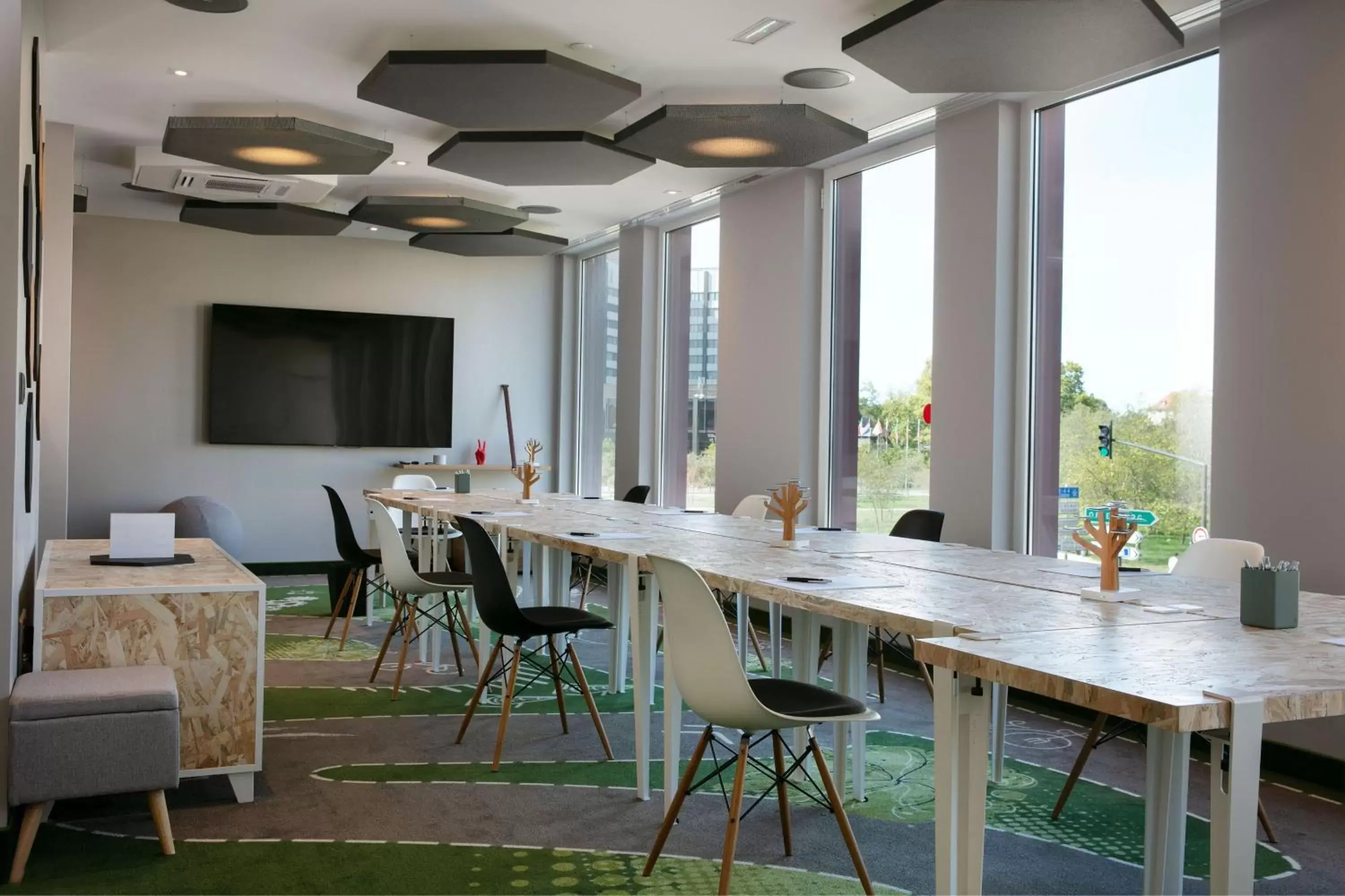 Meeting/conference room in Aloft Strasbourg Etoile