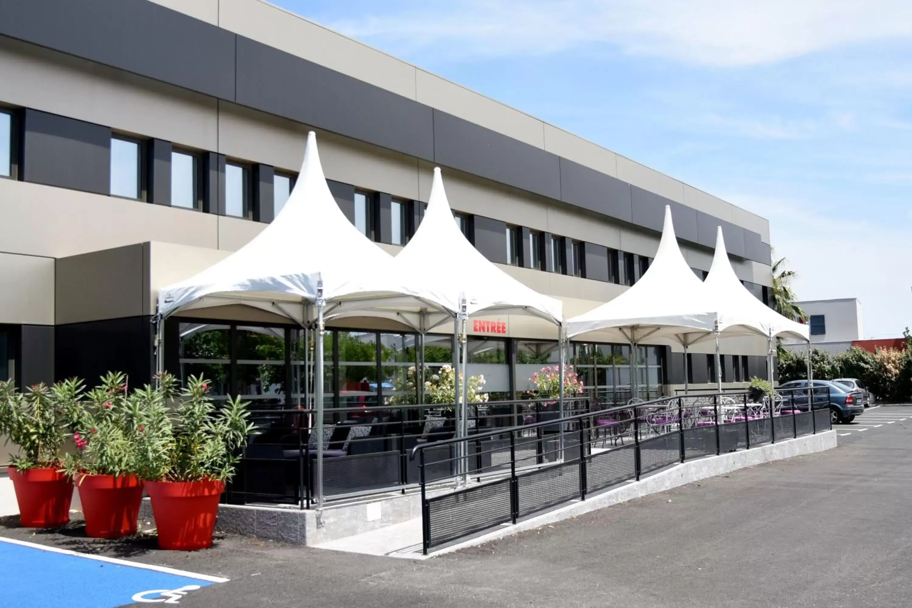 Facade/entrance in Brit Hotel Porte d'Espagne