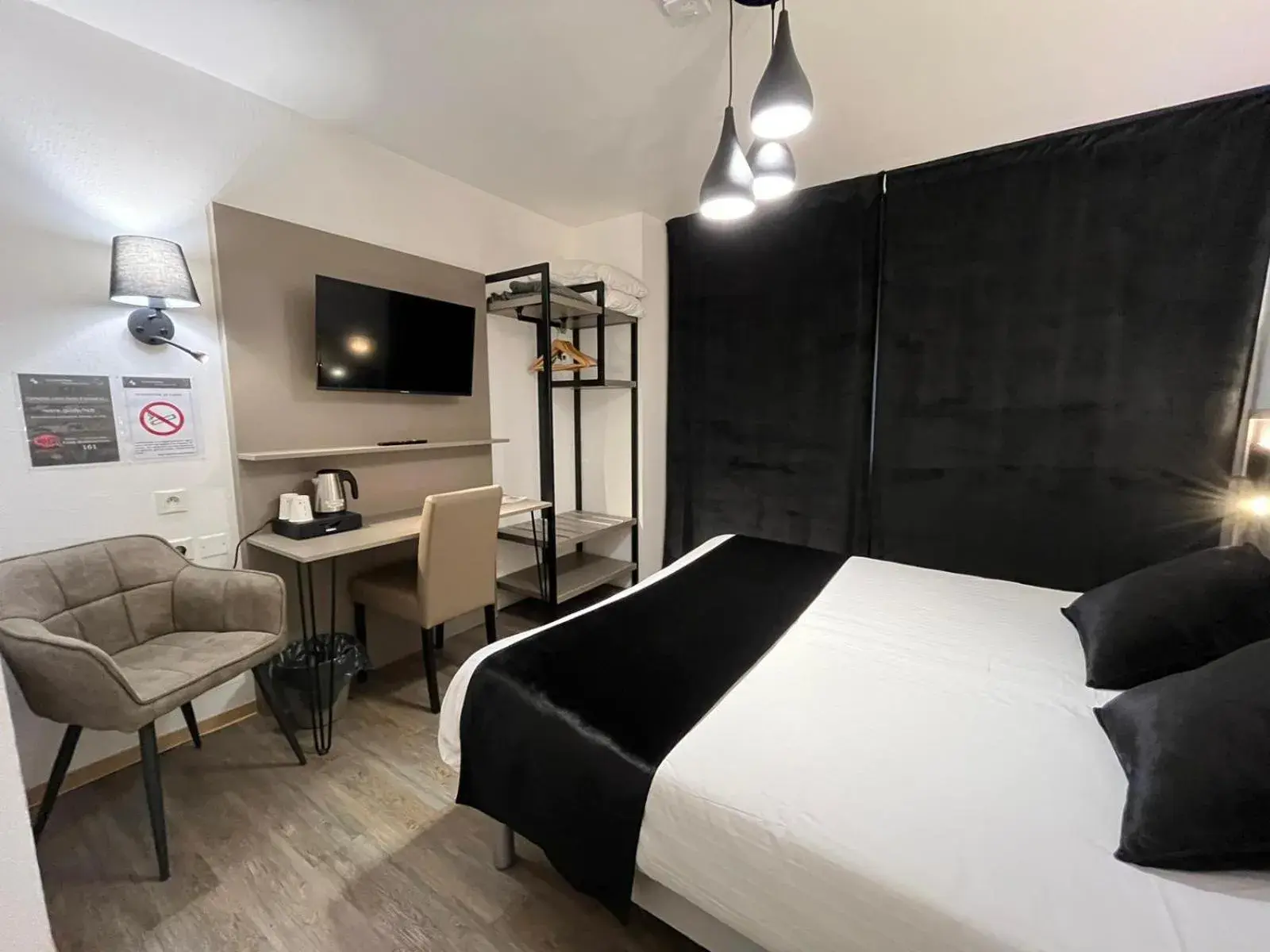 Bed, TV/Entertainment Center in Cit'Hotel Le Cheval Blanc