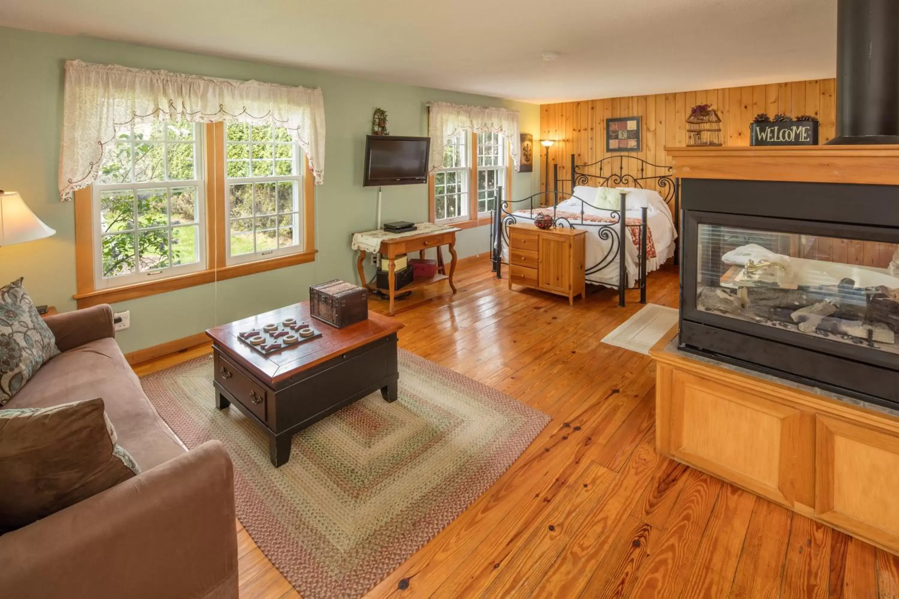 Deluxe Room - Pet Friendly in Cloran Mansion Bed & Breakfast Deluxe Room - Pet Friendly in Cloran Mansion Bed & Breakfast