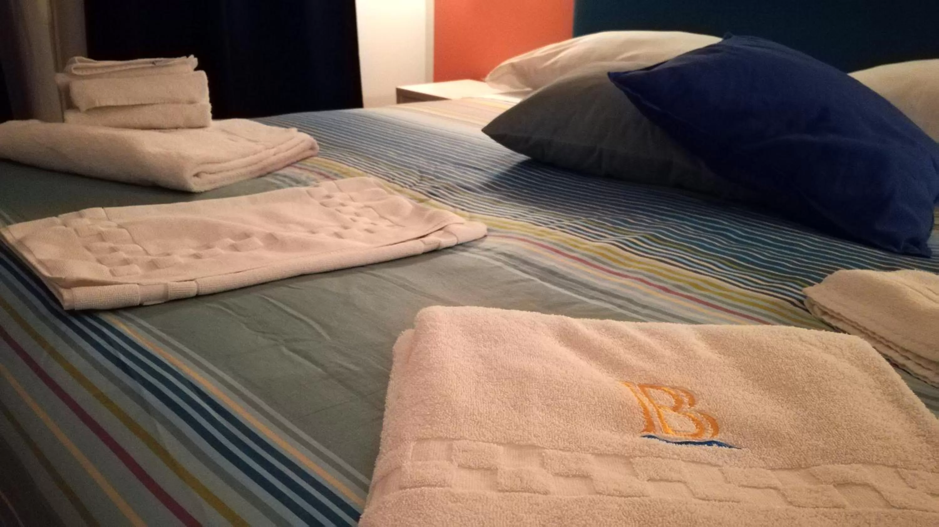 Decorative detail, Bed in Bovio Modern Suite