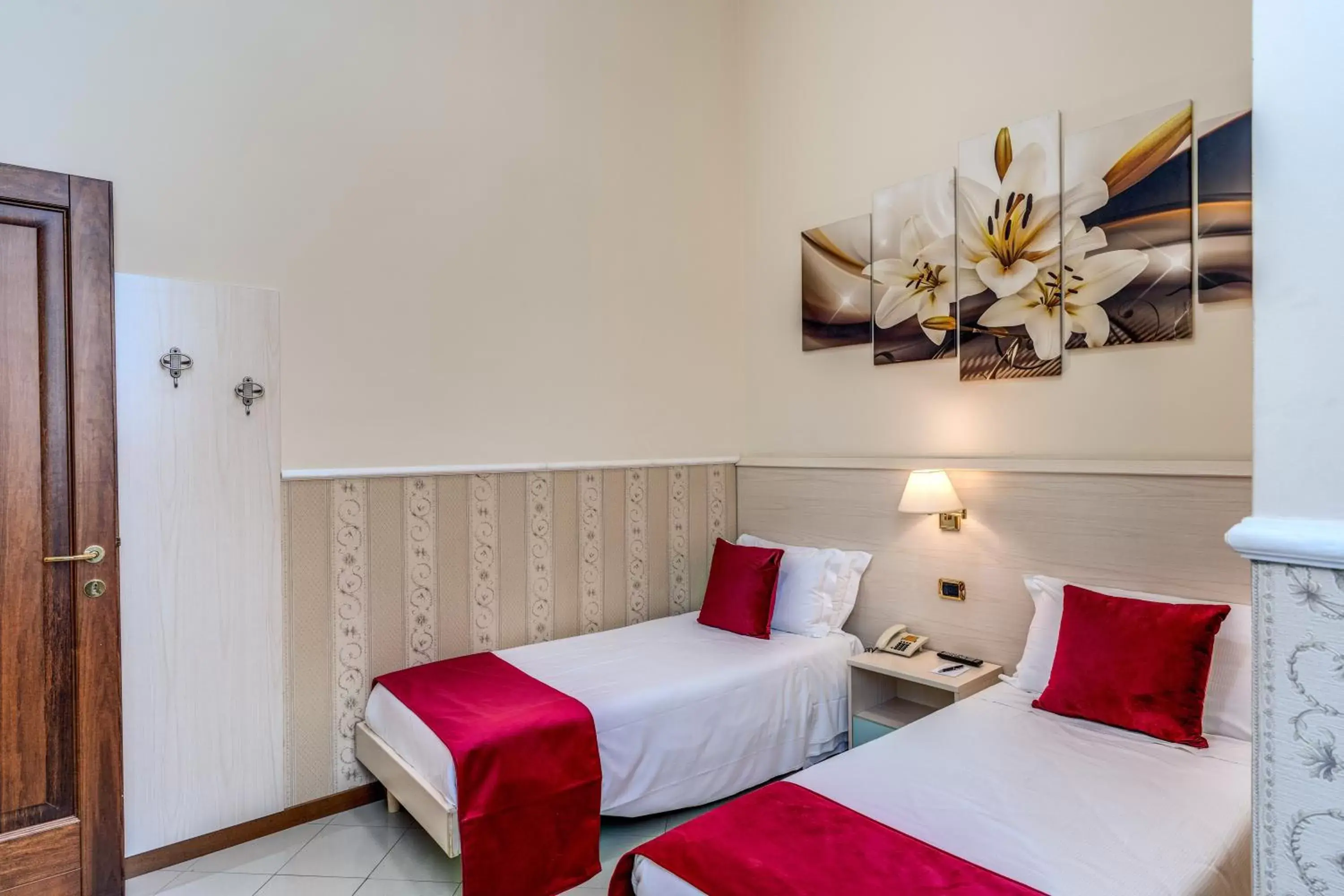 Twin Room - Disability Access in Hotel Ottaviano Augusto Twin Room - Disability Access in Hotel Ottaviano Augusto