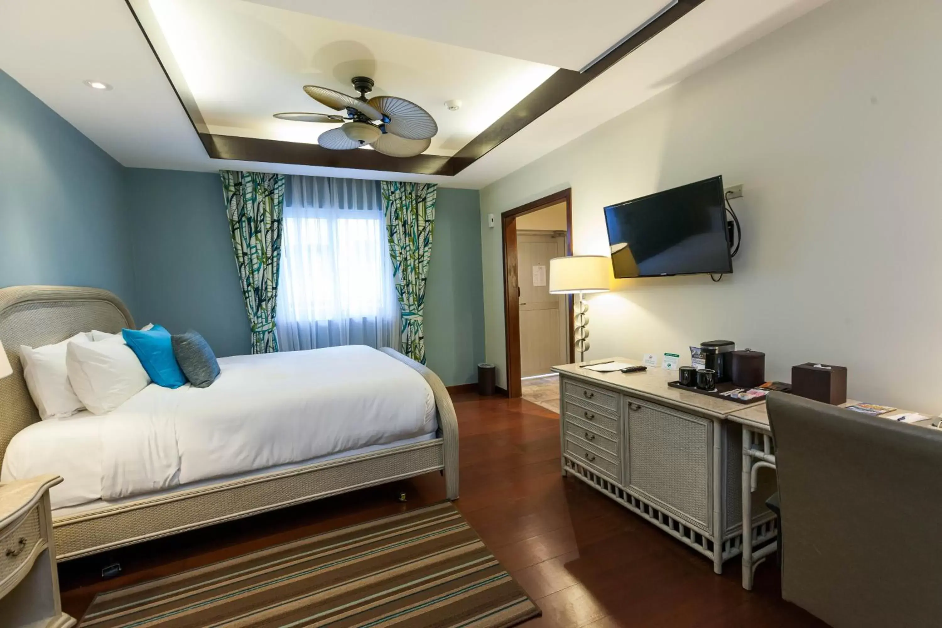 Bed in Surfrider Resort Hotel