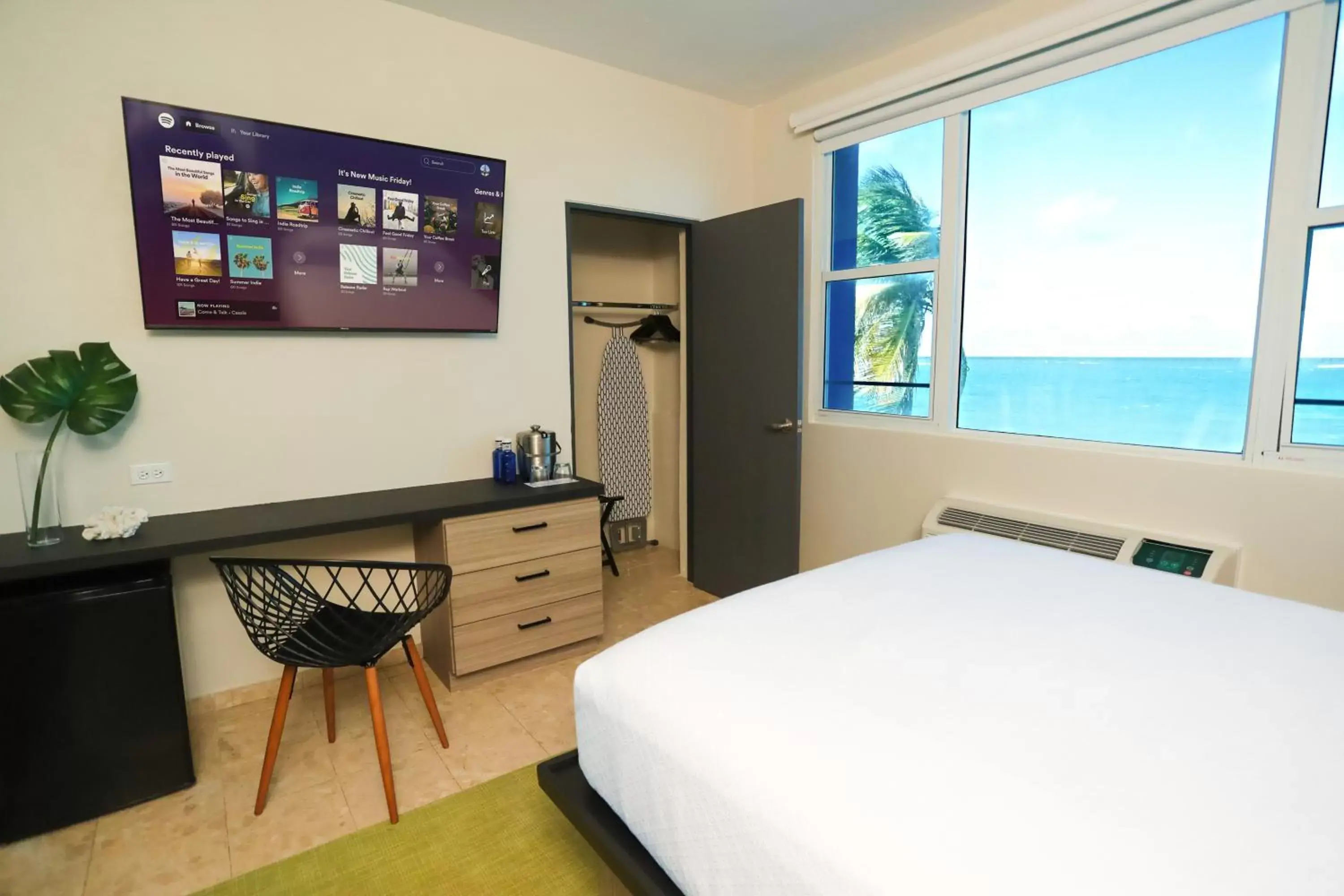 Bedroom, TV/Entertainment Center in The Tryst Beachfront Hotel