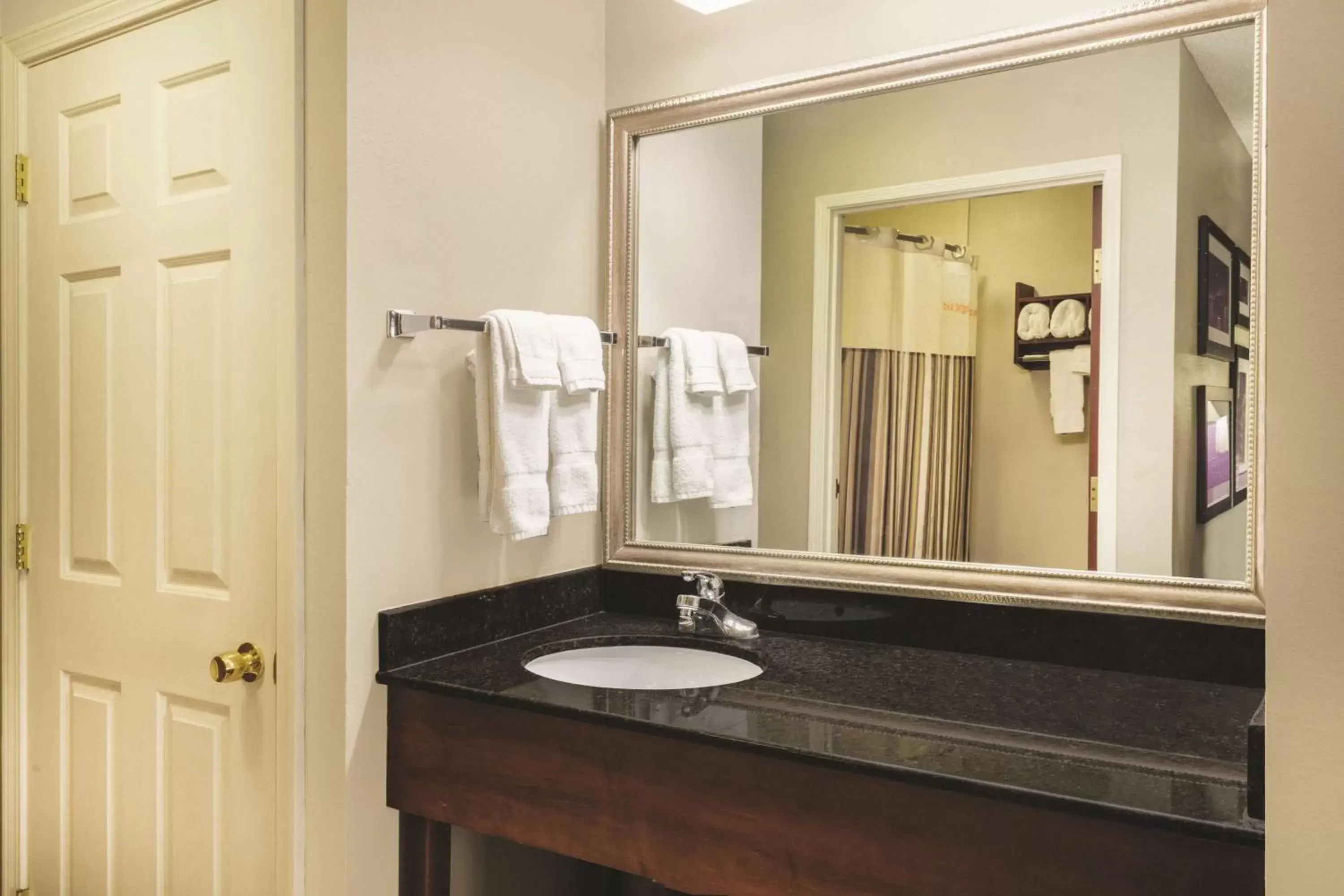 Photo of the whole room, Bathroom in La Quinta Inn & Suites by Wyndham Louisville East