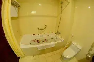 Bathroom in Saigon Phu Yen Hotel