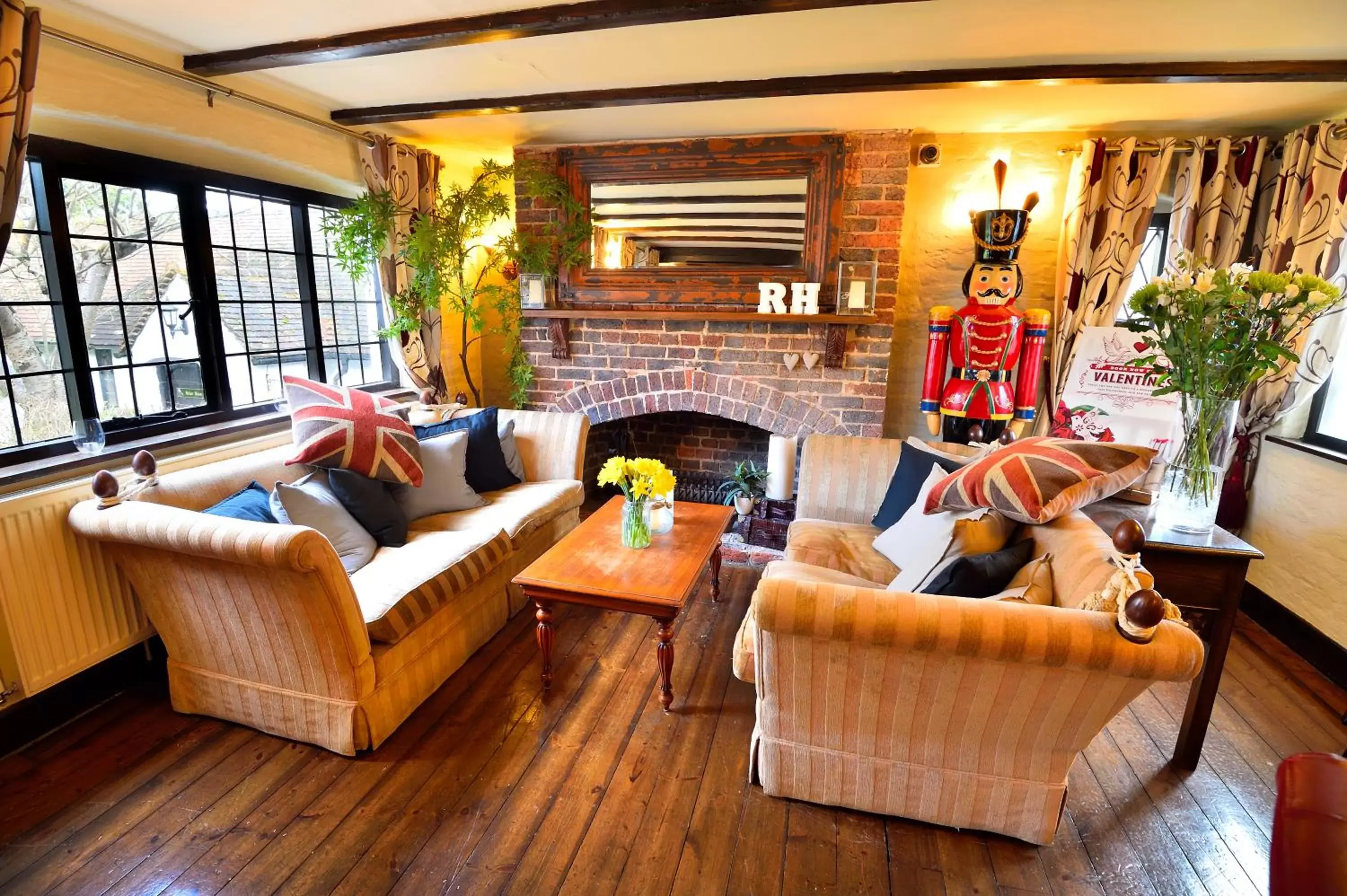 Communal lounge/ TV room, Seating Area in The Roundabout Hotel