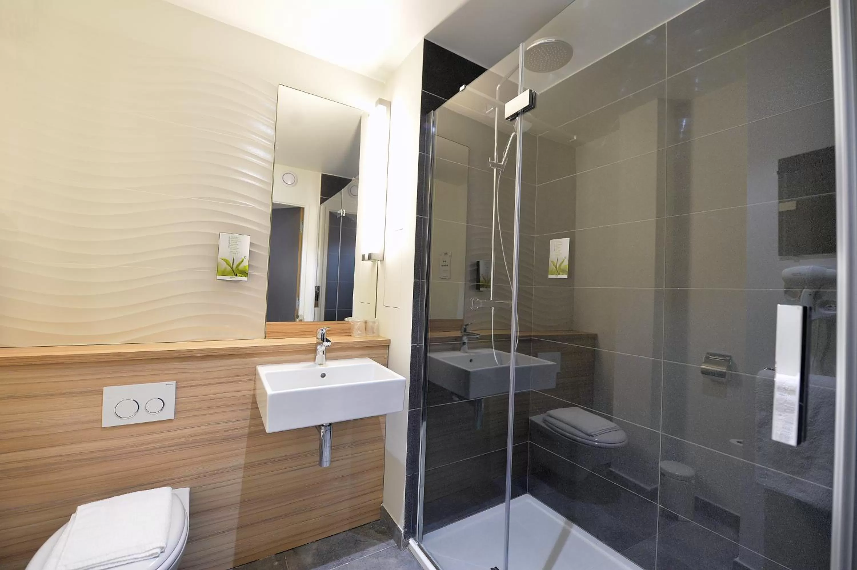 Bathroom in CAMPANILE PARIS - Clichy Centre