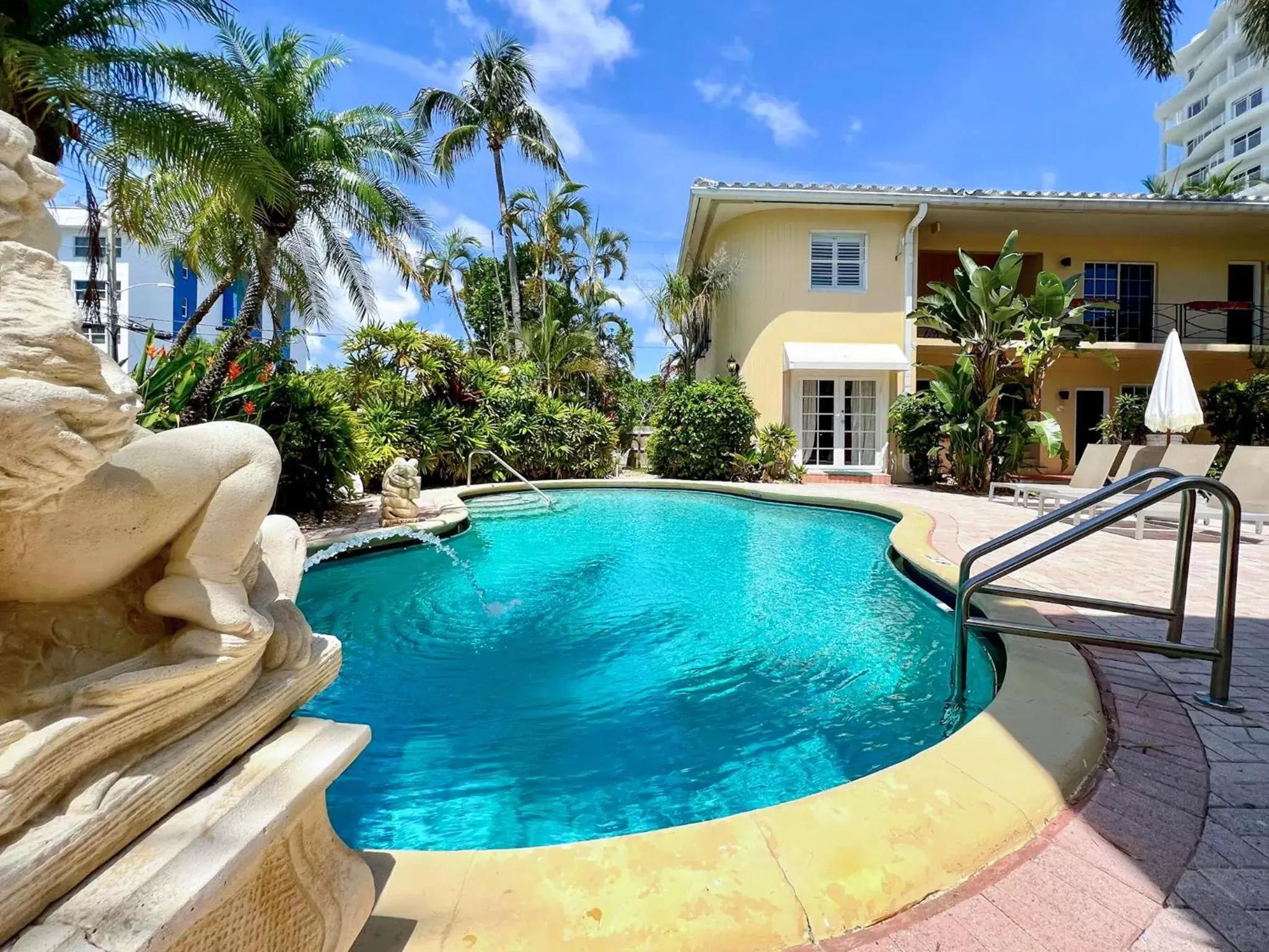 Property building, Swimming Pool in La Casa Hotel