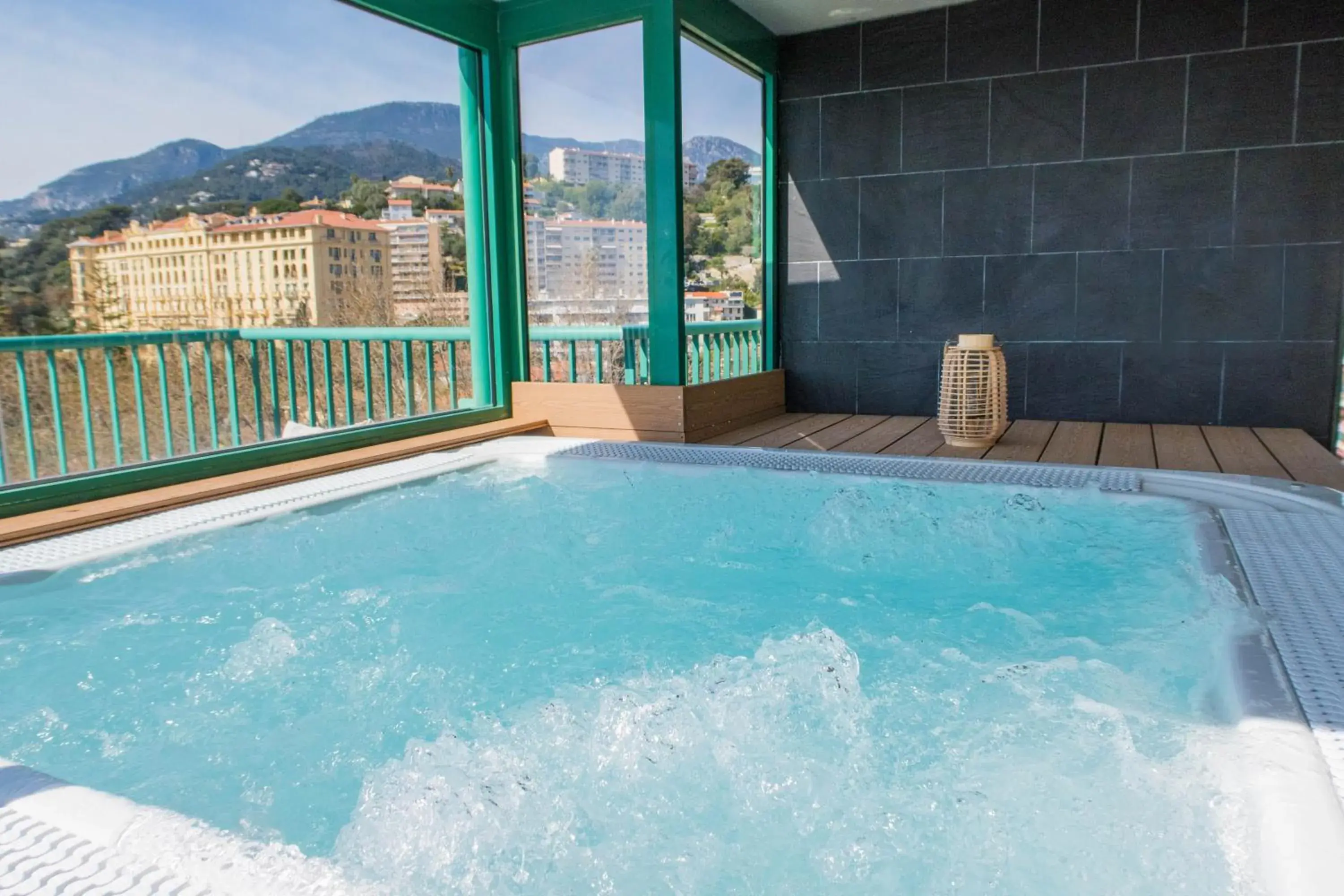 Hot Tub, Swimming Pool in Princess Et Richmond