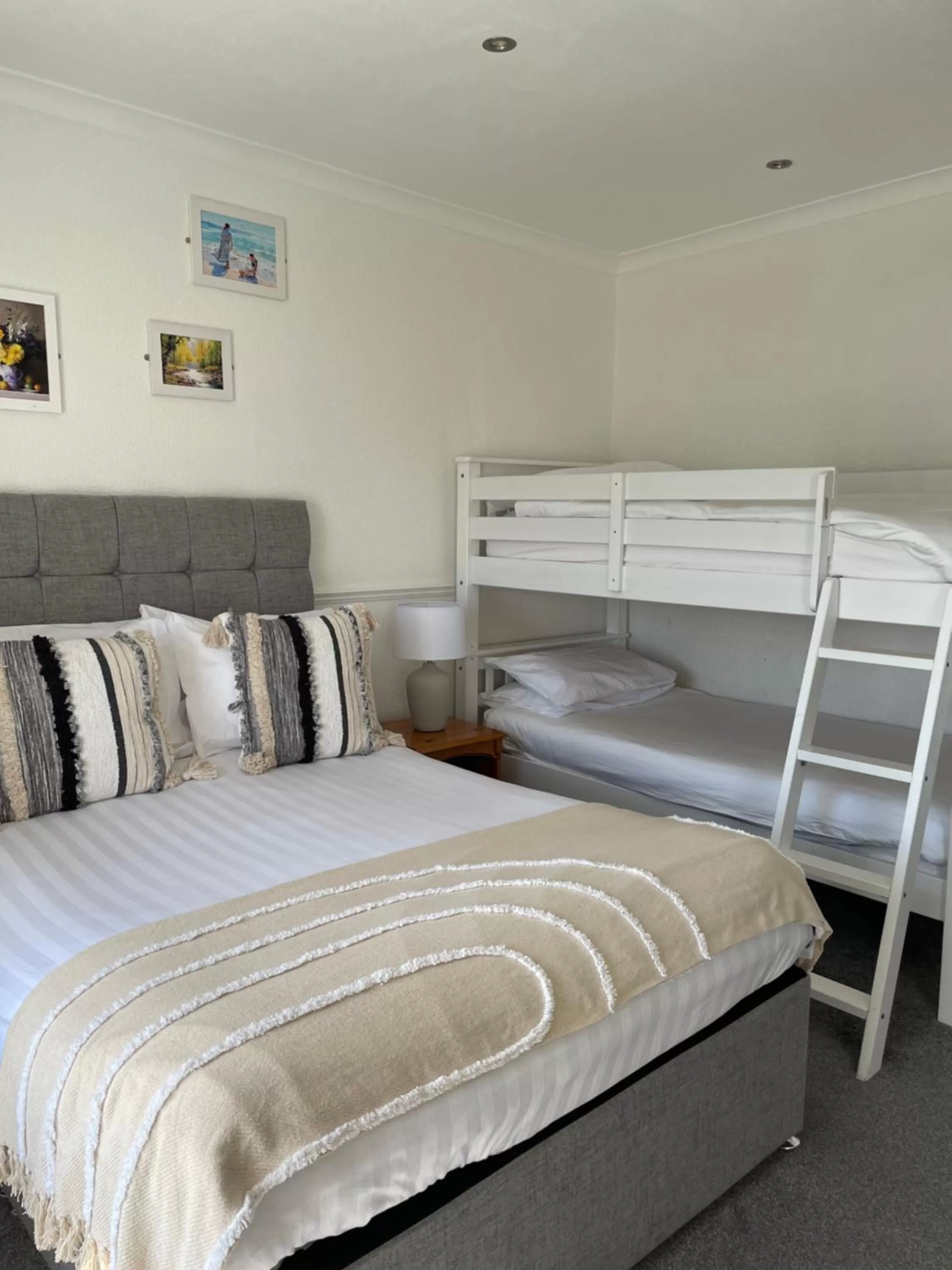 bunk bed, Bed in Montclare