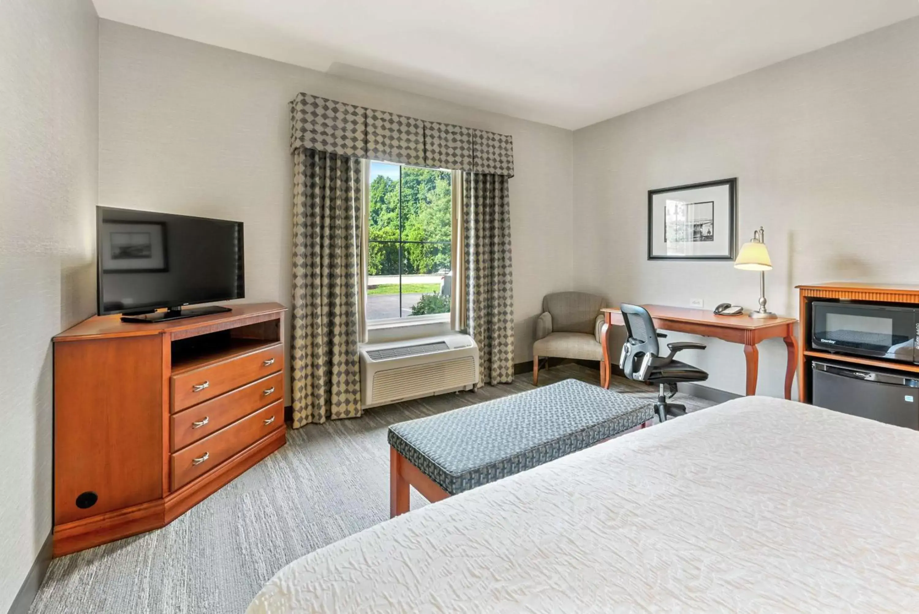 Bedroom, TV/Entertainment Center in Hampton Inn & Suites Mystic