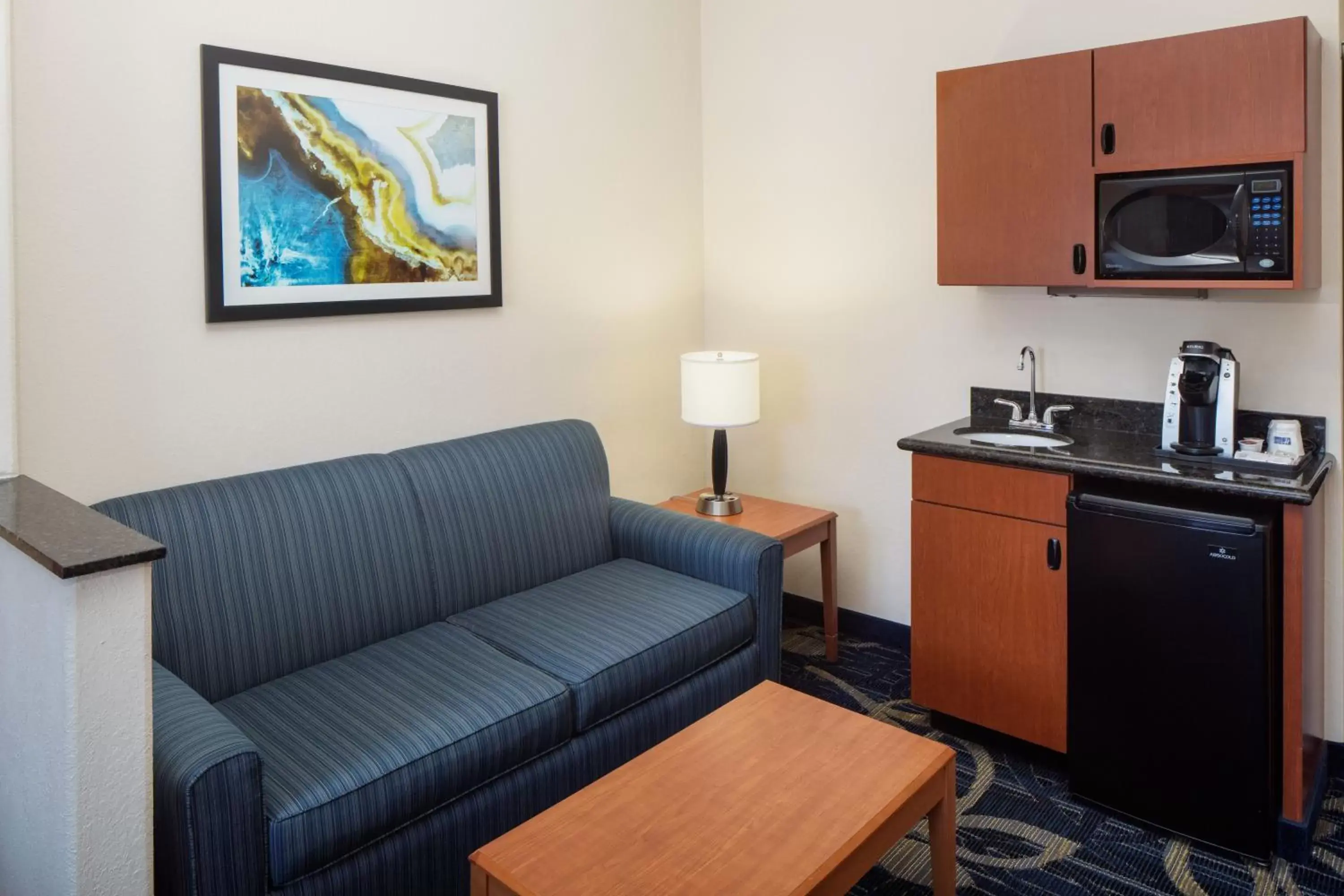 Seating area, Kitchen/Kitchenette in Holiday Inn Express & Suites Midland Loop 250, an IHG Hotel