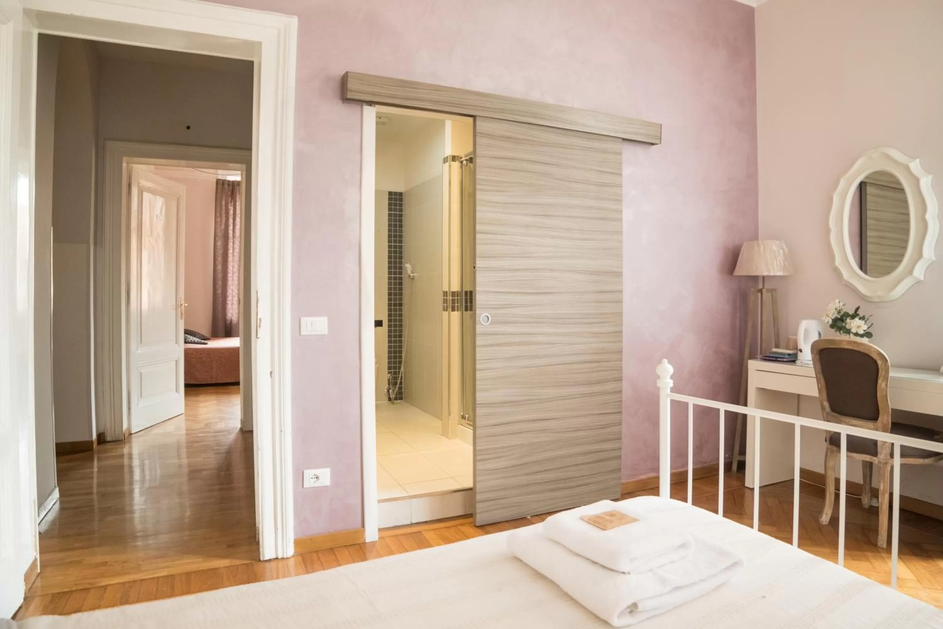 Bathroom, Bed in Sesto Suites Central