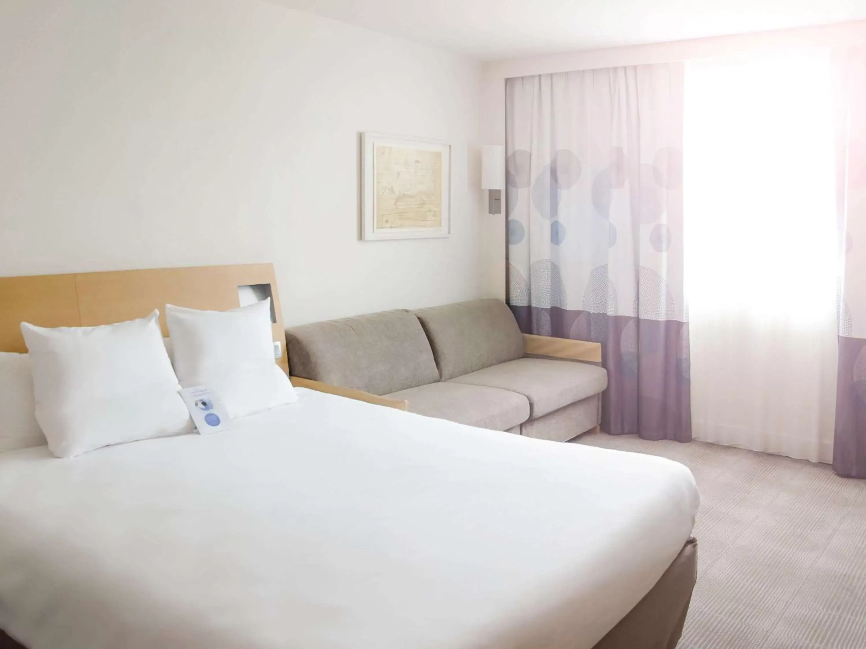 Photo of the whole room, Bed in Novotel Reims Tinqueux