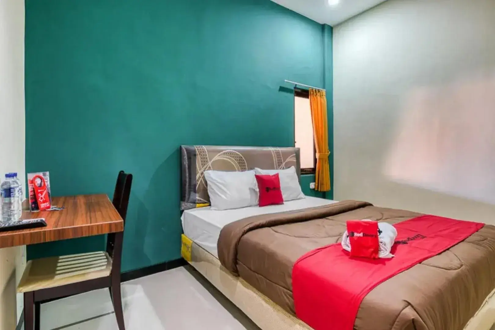 Bedroom, Bed in RedDoorz Syariah near Airlangga University Campus B