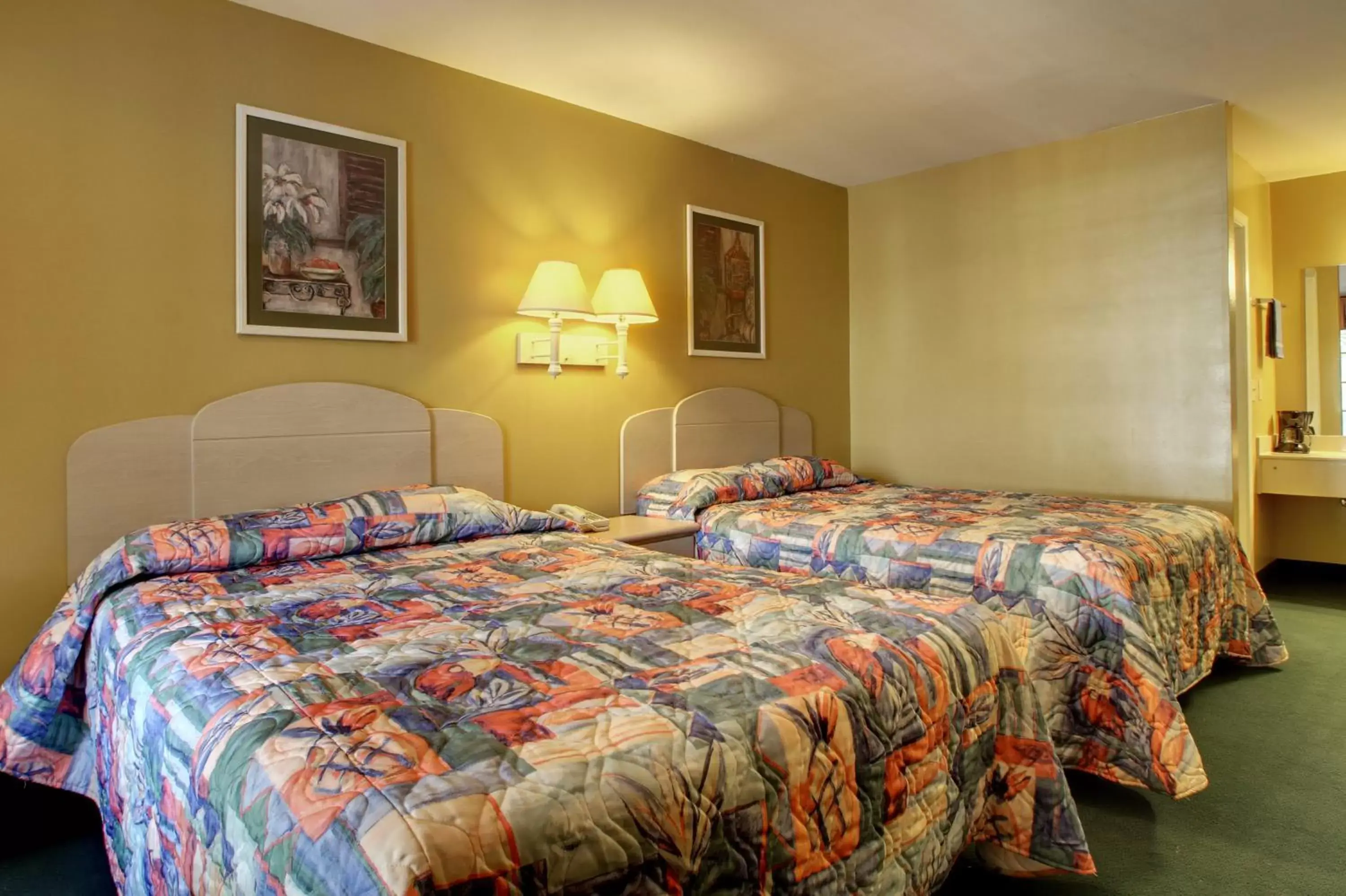 Bed in Key West Inn - Childersburg