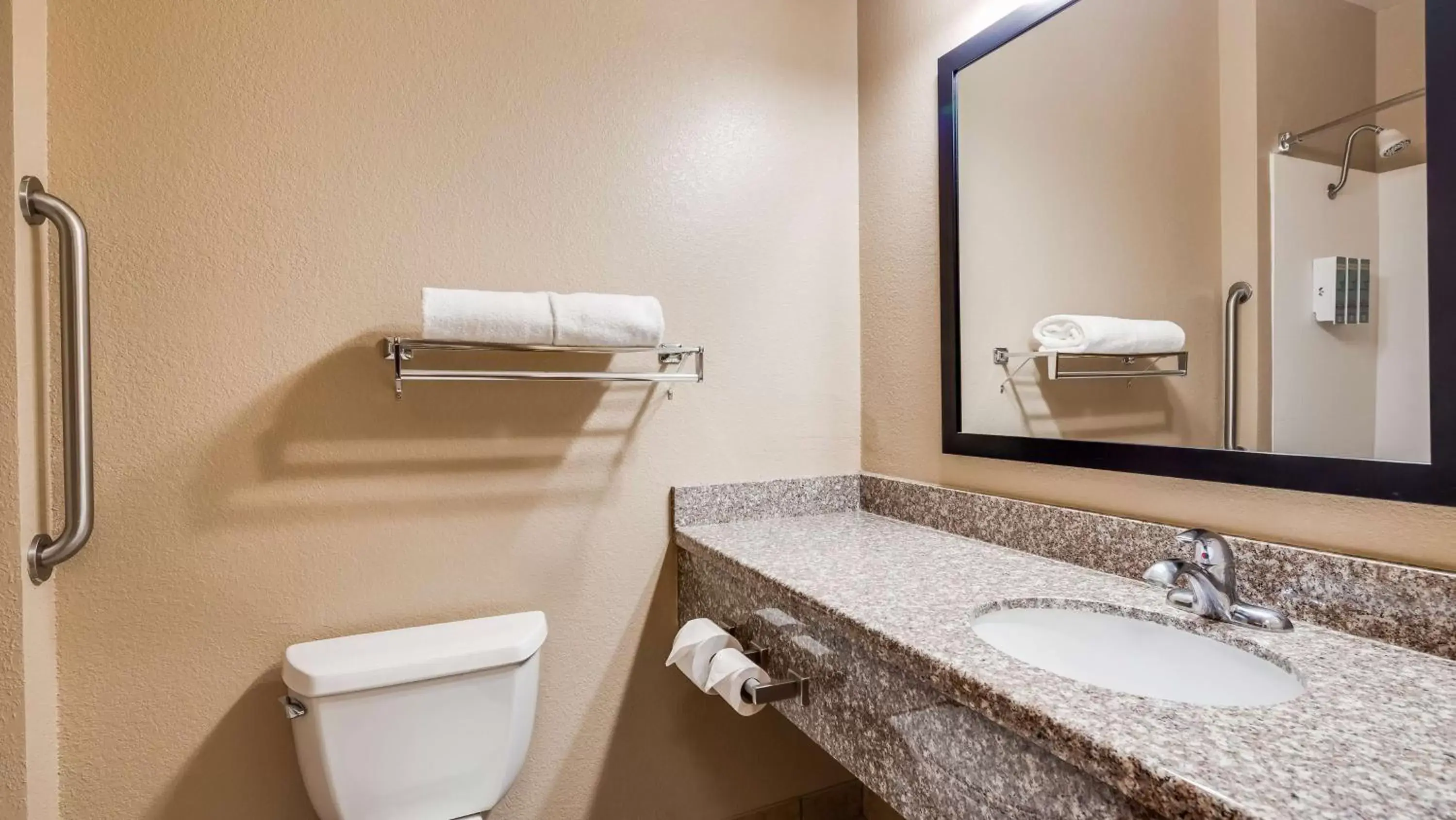 Bathroom in Best Western El-Quartelejo Inn & Suites