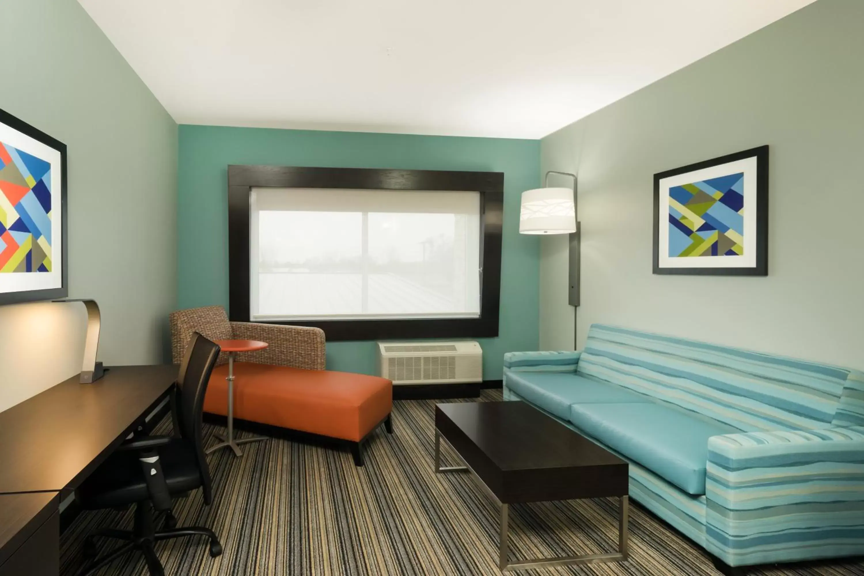 Photo of the whole room, Seating Area in Holiday Inn Express & Suites Greenville SE - Simpsonville, an IHG Hotel