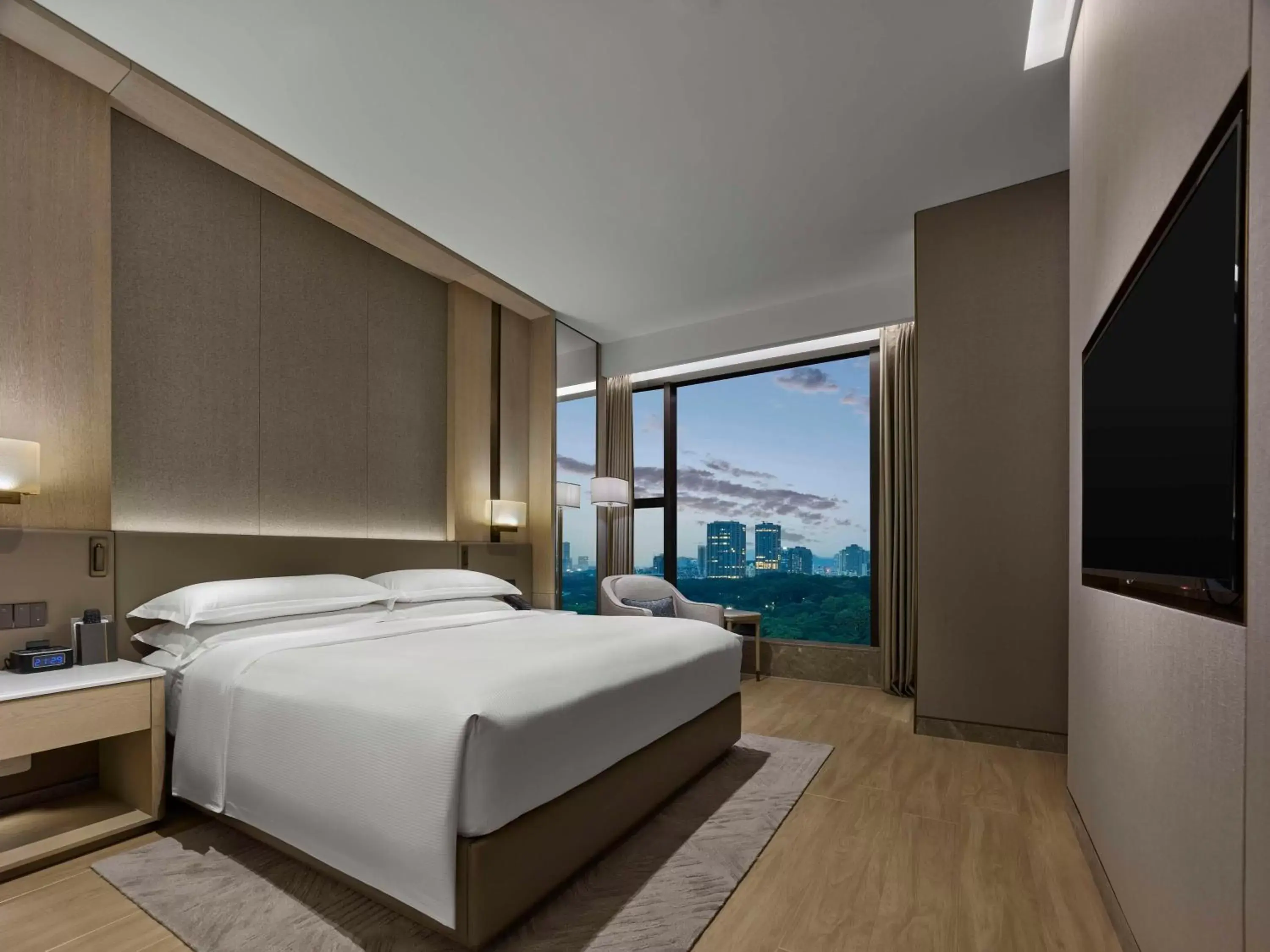 Bed in DoubleTree By Hilton Shenzhen Nanshan Hotel & Residences