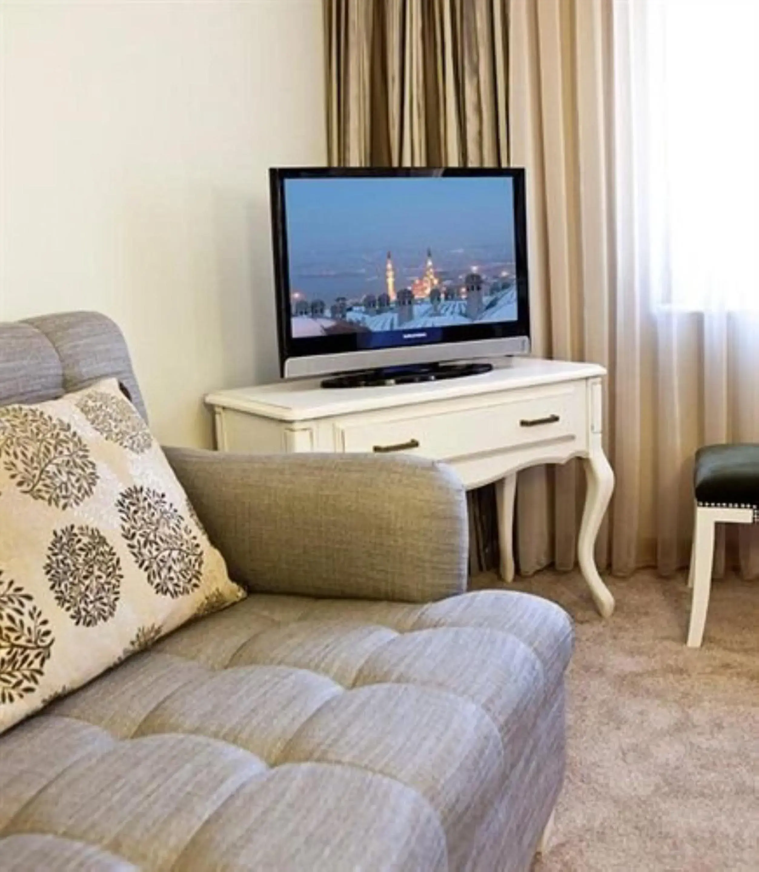Living room, TV/Entertainment Center in Taximtown Hotel