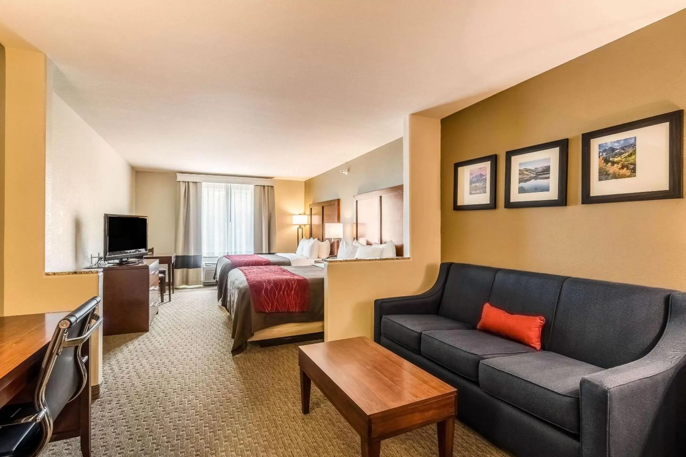 Photo of the whole room, Seating Area in Comfort Inn and Suites Rifle