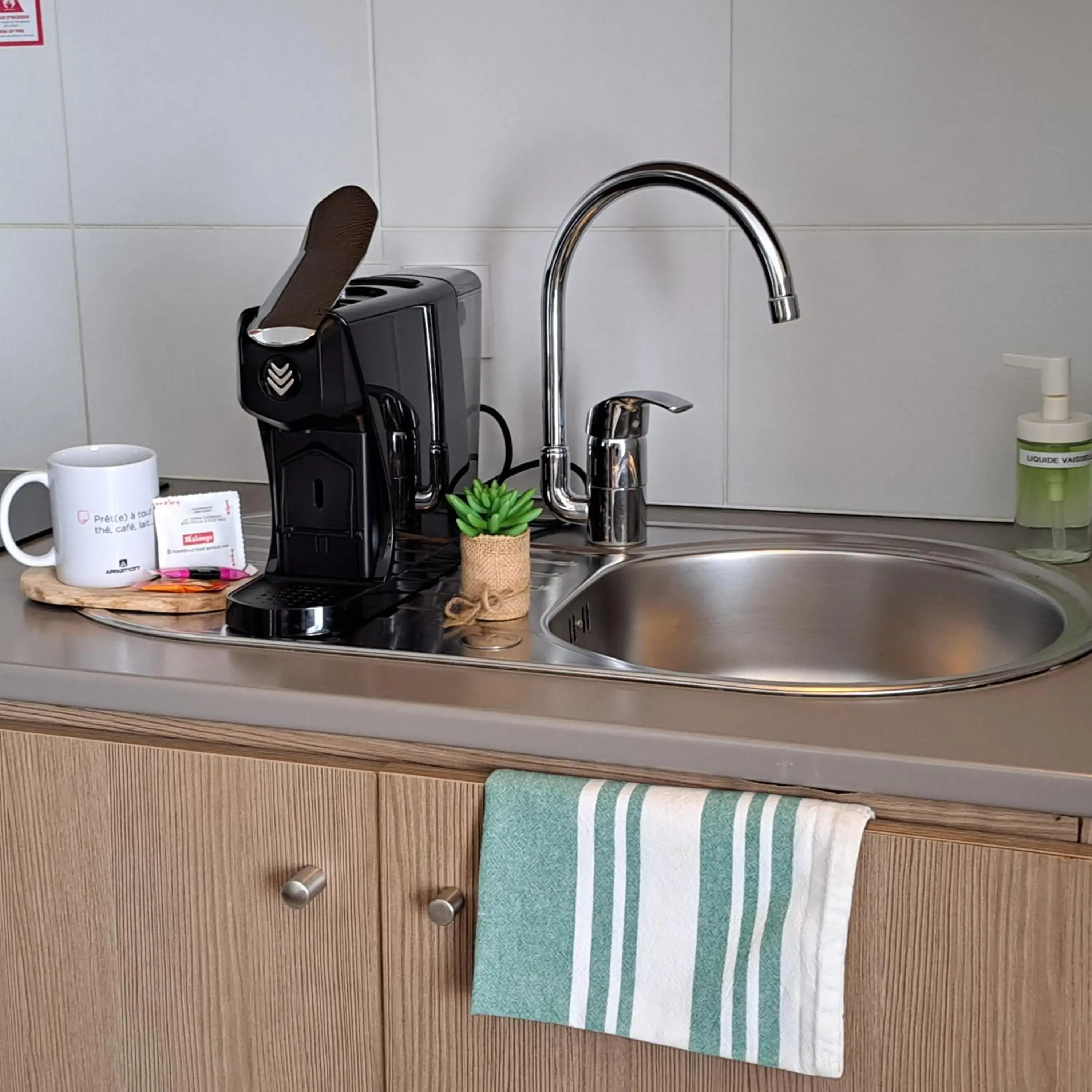 Coffee/tea facilities, Kitchen/Kitchenette in Appart'City Niort