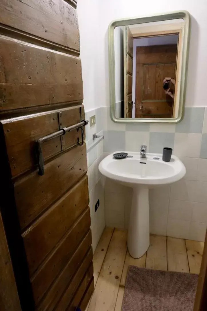 Bathroom in Red Fenice