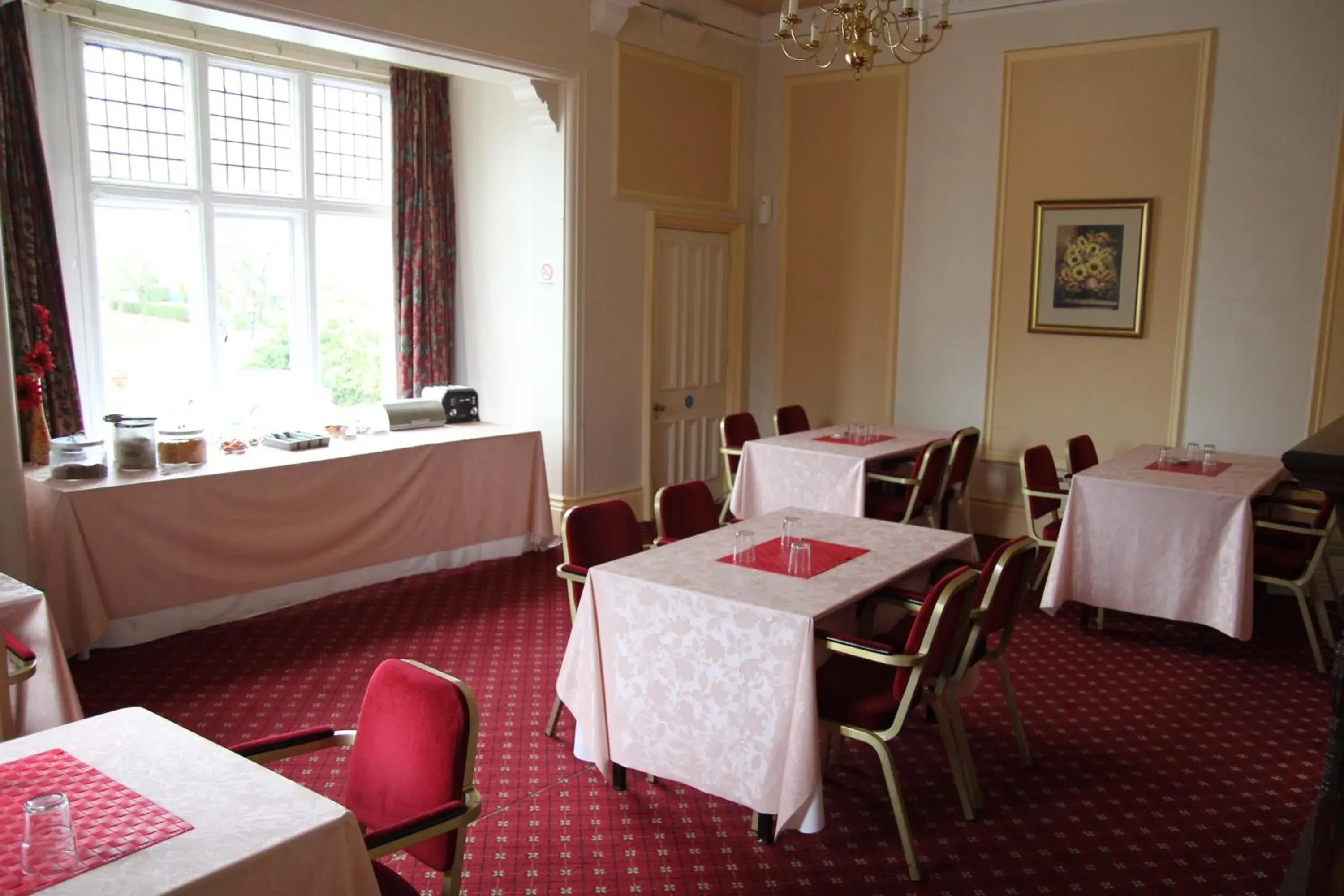 Restaurant/Places to Eat in Hylands Hotel